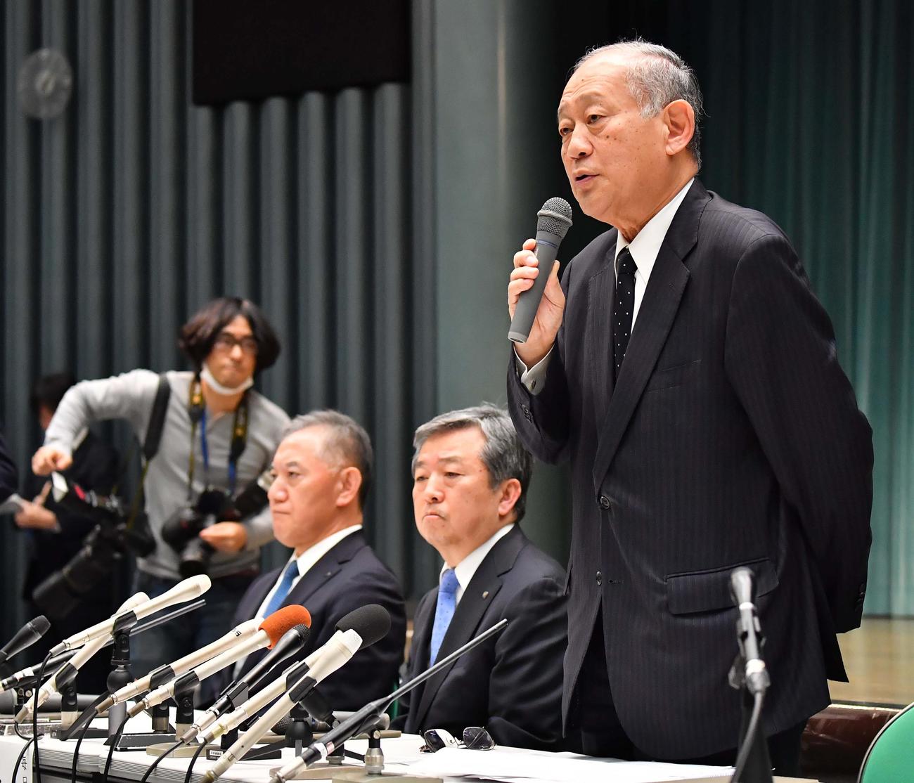 センバツ高校野球大会中止を決定し会見する、右から日本高野連・八田会長、大会会長の毎日新聞社代表取締役・丸山社長、大会副会長の毎日新聞社・斎藤常務取締役大阪本社代表（2020年3月11日撮影）
