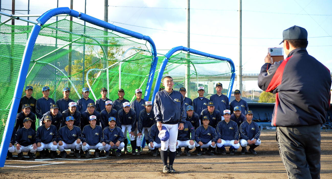 OBの中日岡野、ロッテ佐藤、阪神湯浅から寄贈された打撃ケージの前で御礼動画を撮影する聖光学院の選手たち（撮影・鎌田直秀）