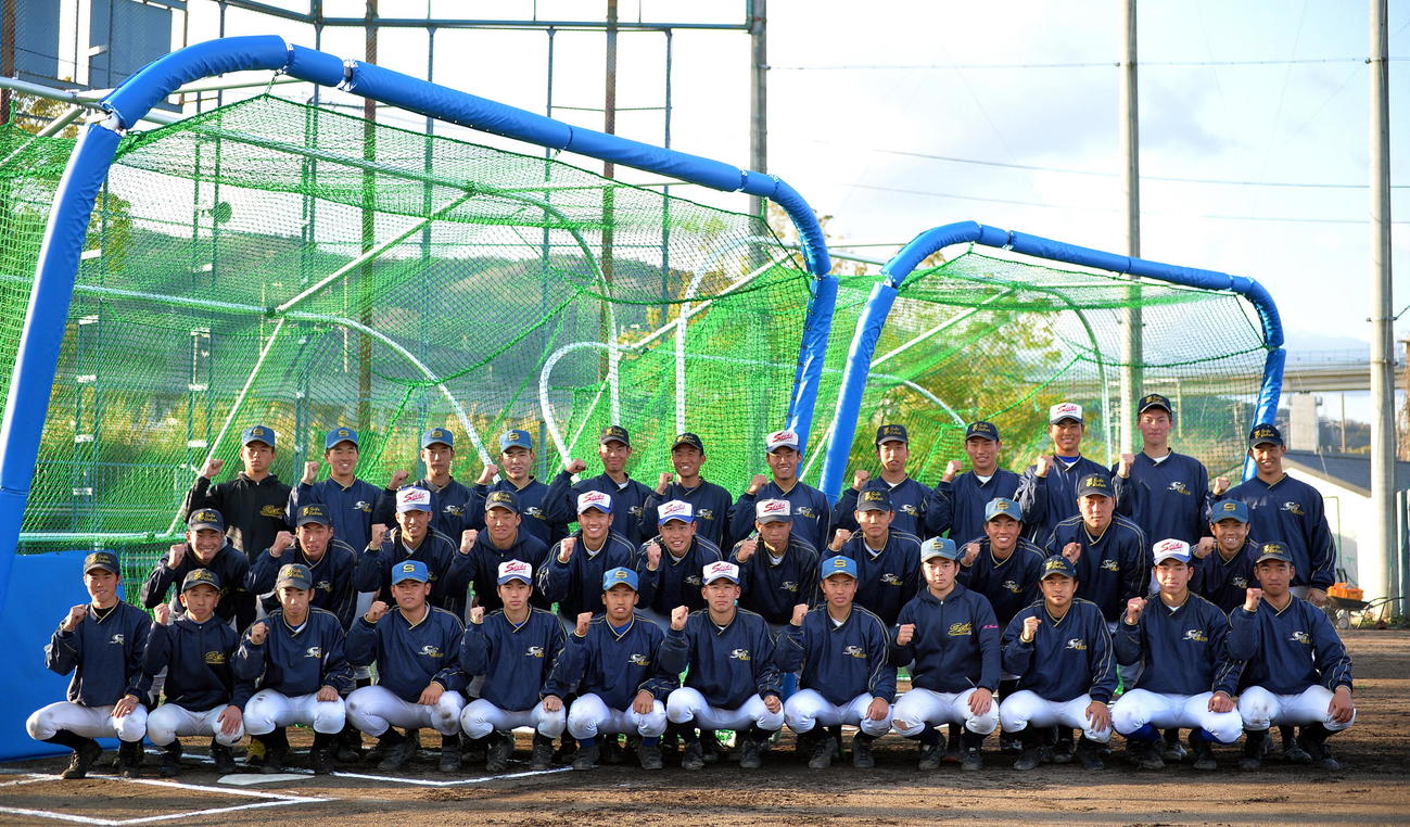 OBの中日岡野、ロッテ佐藤、阪神湯浅から寄贈された打撃ケージの前で14年連続の甲子園出場を誓う聖光学院の選手たち（撮影・鎌田直秀）