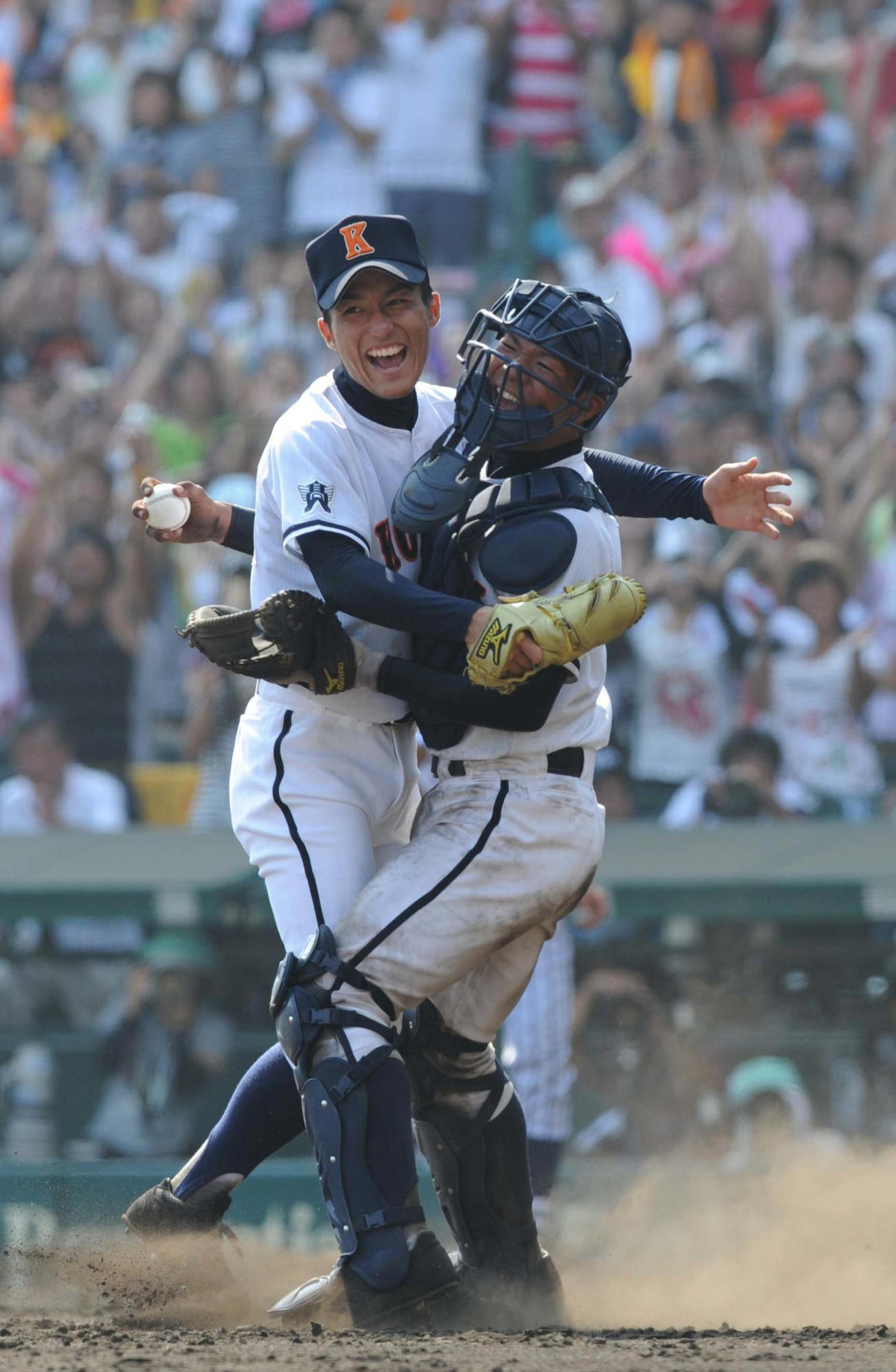 第92回全国高校野球選手権大会決勝　興南対東海大相模　完投で東海大相模を破った、興南のエース島袋洋奨（左）と山川大輔捕手は抱き合って大喜び（10年8月21日撮影）