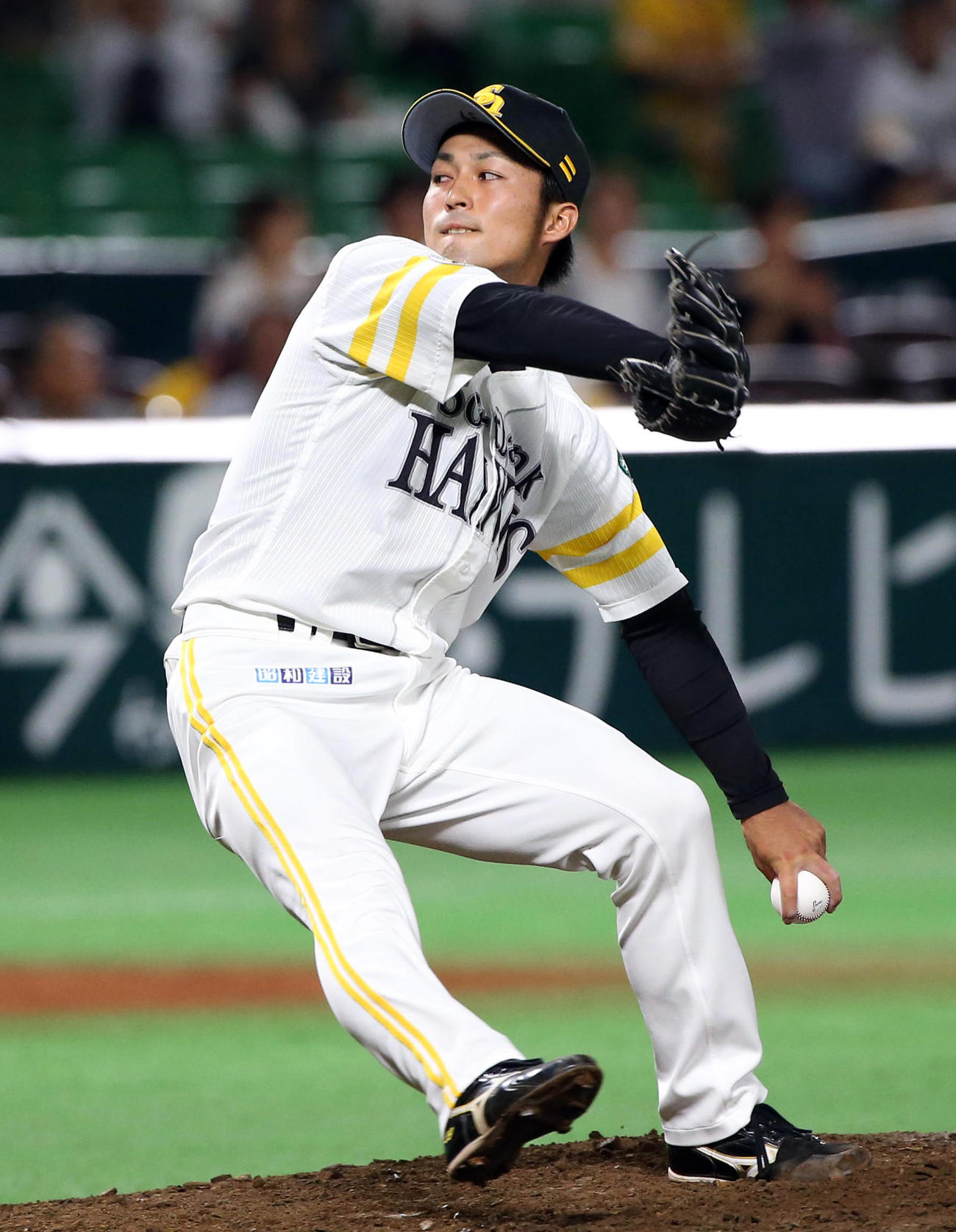 ソフトバンク対楽天　5番手で登板した島袋洋奨（15年9月29日撮影）