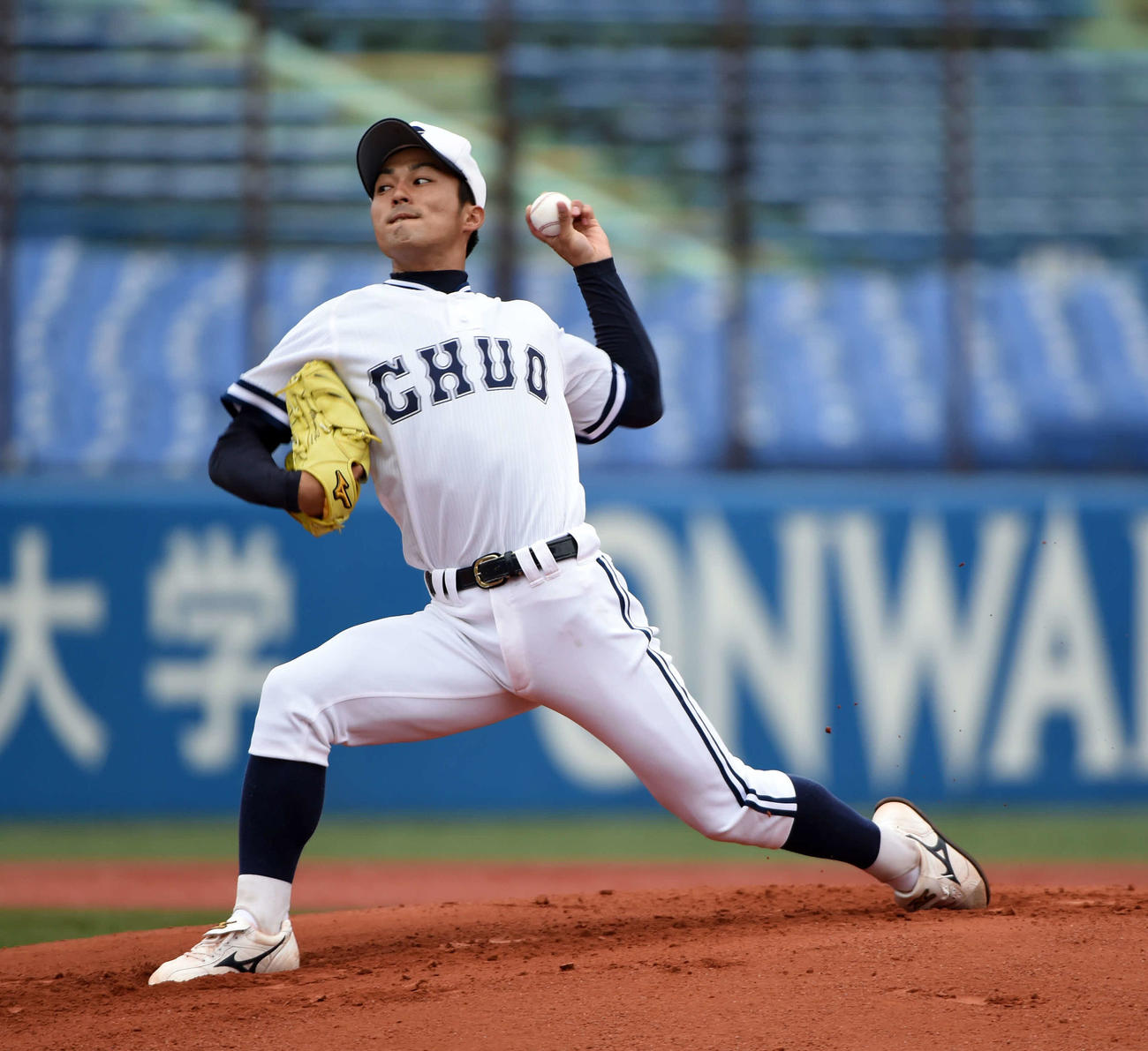 東都大学野球秋季リーグ　駒大対中大　中大先発の島袋洋奨(14年10月21日撮影）