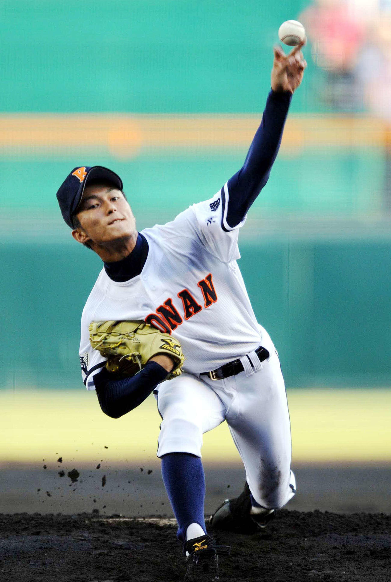 第92回全国高校野球選手権大会　仙台育英対興南　好投する興南・島袋洋奨（10年8月17日撮影）
