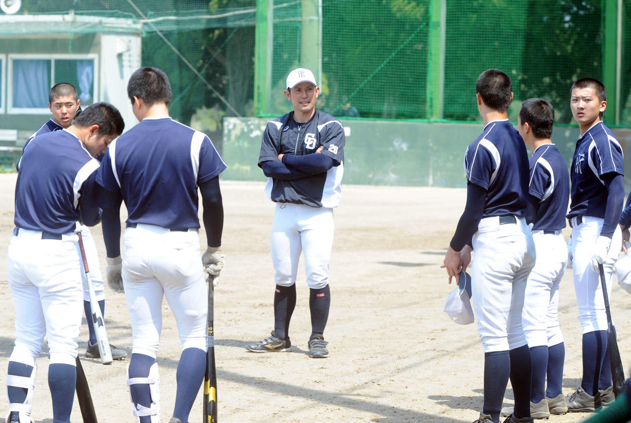 練習中に選手たちに声をかける石岡新監督（中央）