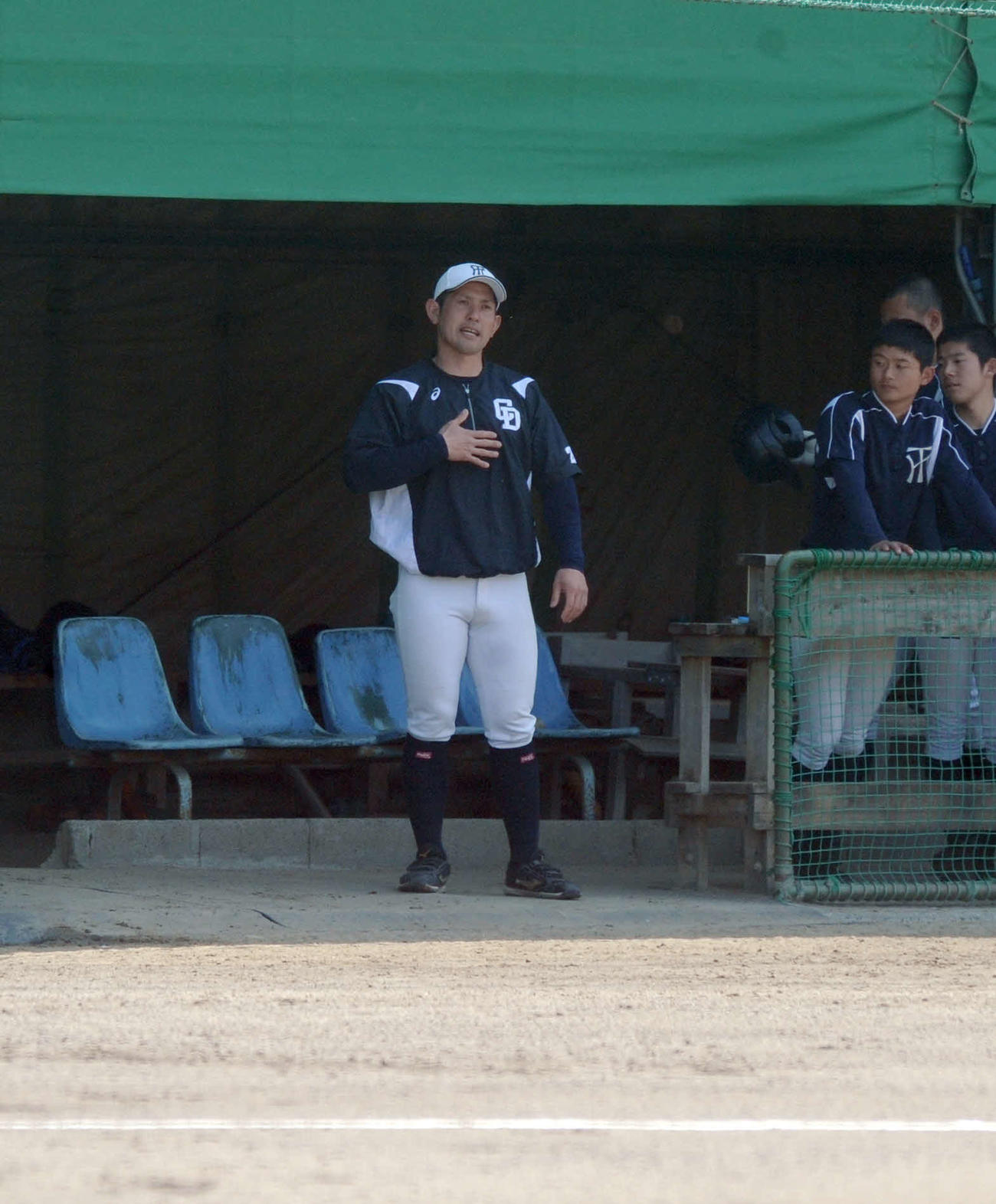 紅白戦でサインを出す石岡新監督