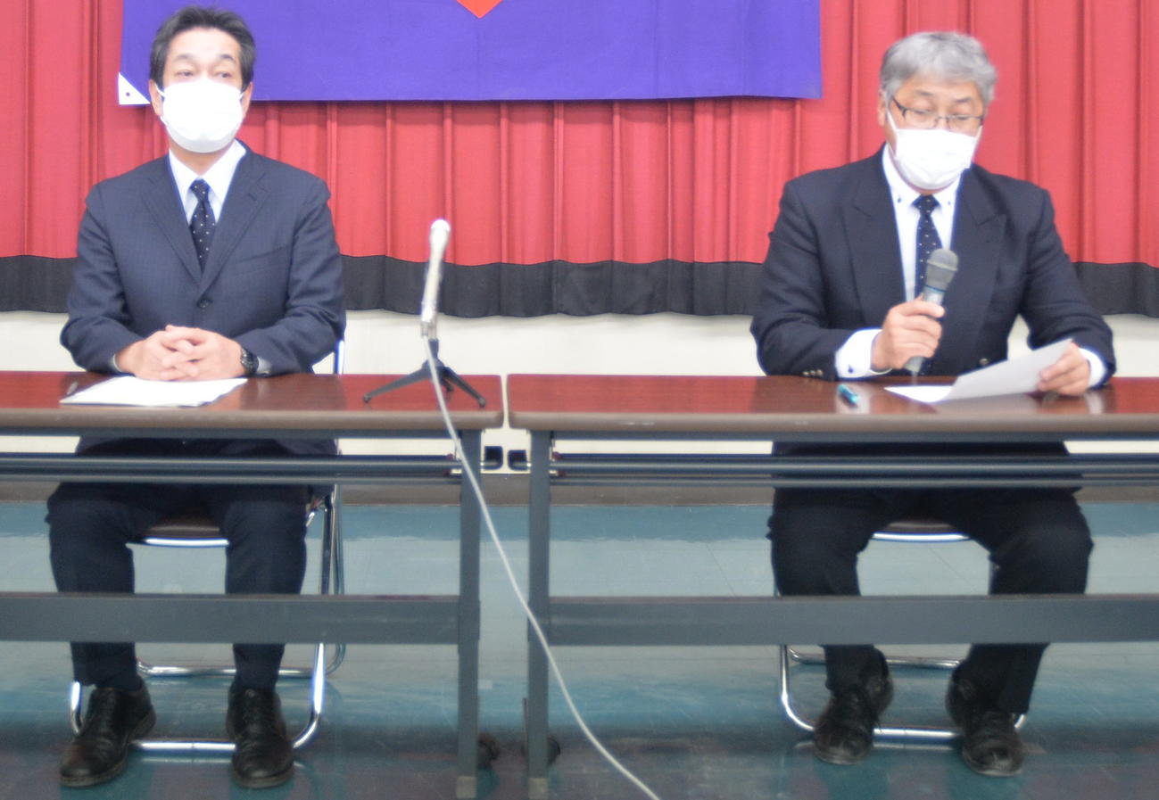 会見を行う山形県高野連の菅谷理事長（右）と阿部会長