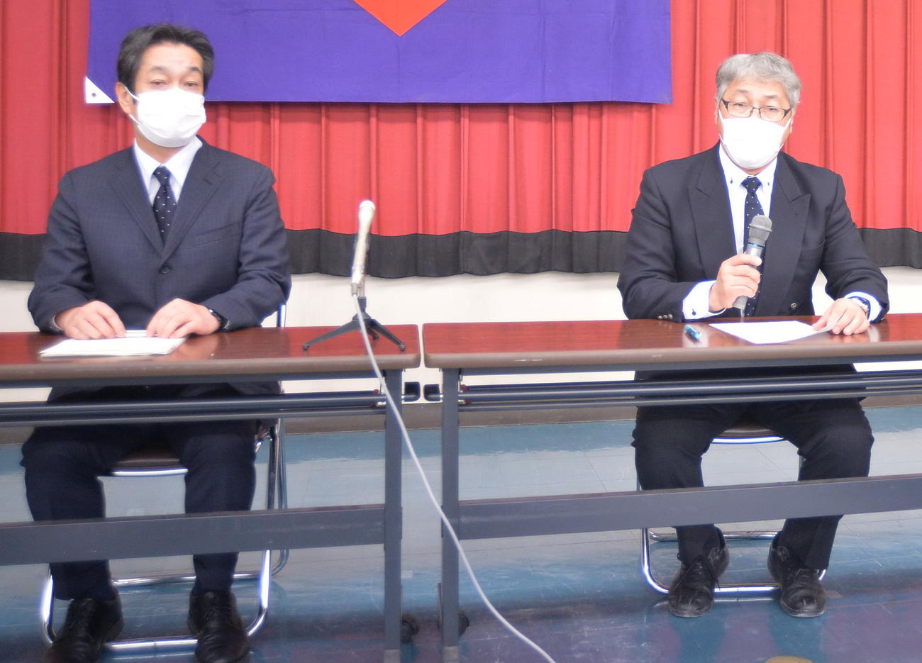 会見を行う山形県高野連の菅谷理事長（右）と阿部会長