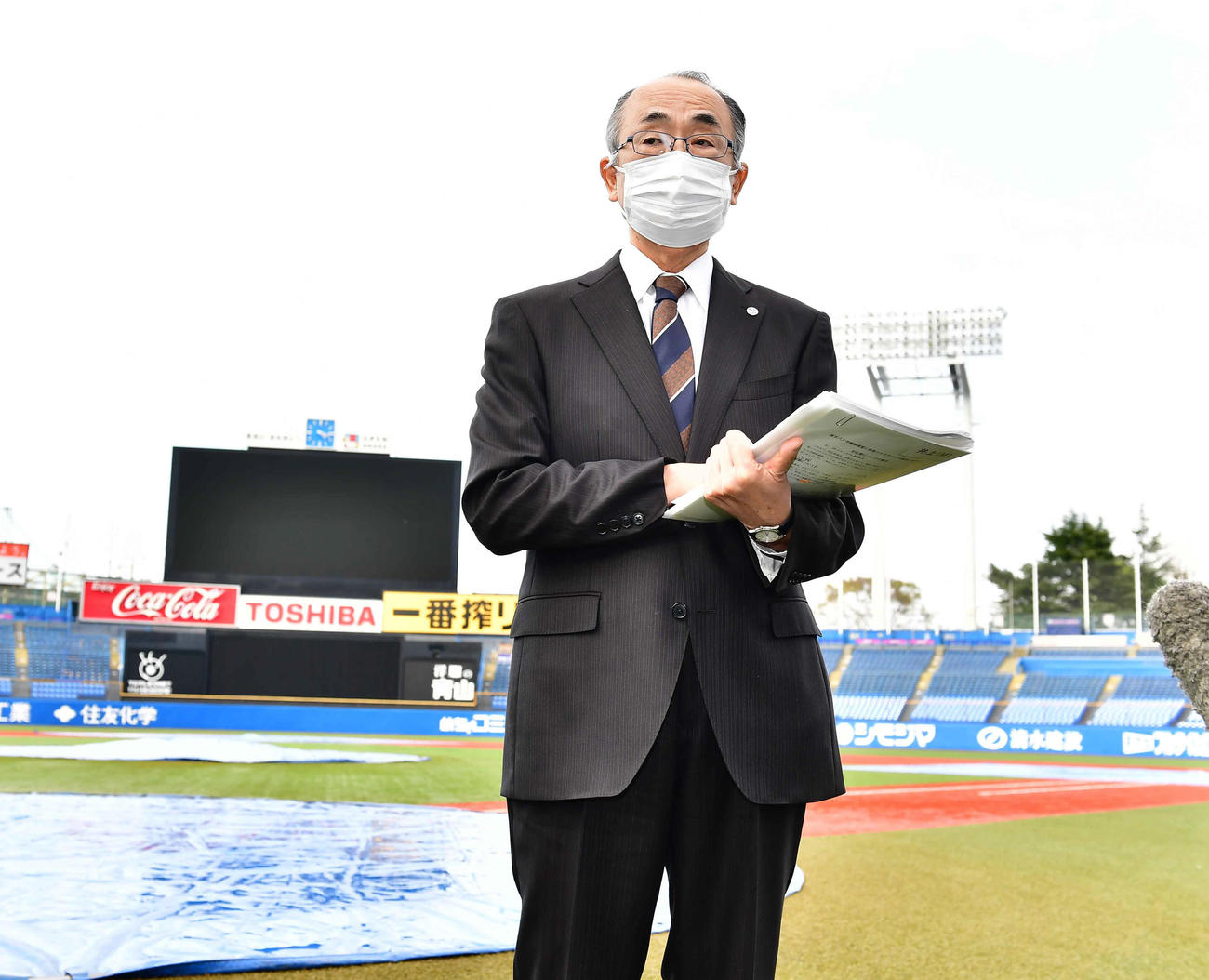 5日、新型コロナウイルス感染拡大の影響で東京6大学野球の開幕延期を発表する東京6大学野球連盟の井上理事長