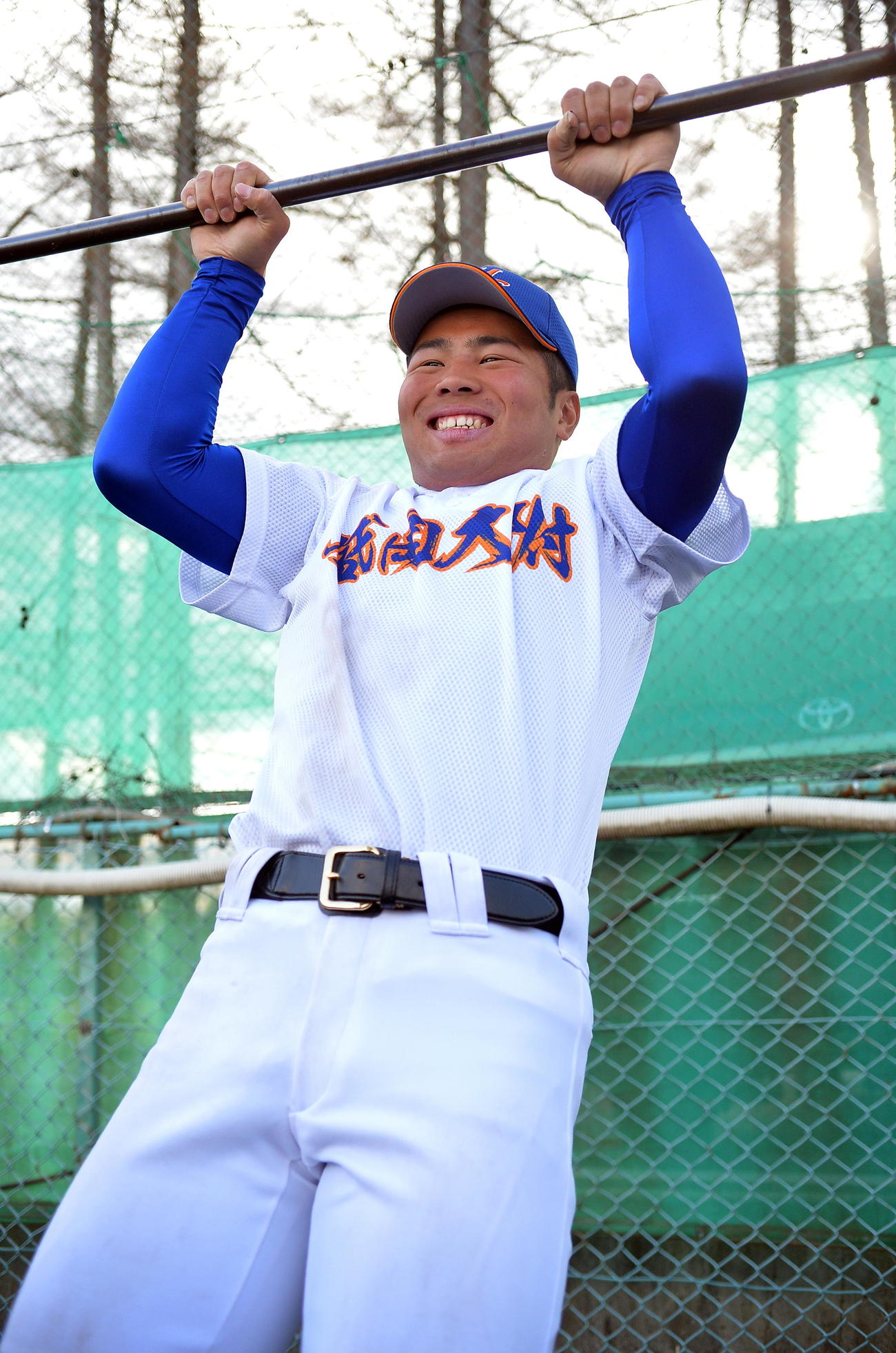 懸垂を行う盛岡大付の中沢（撮影・鎌田直秀）