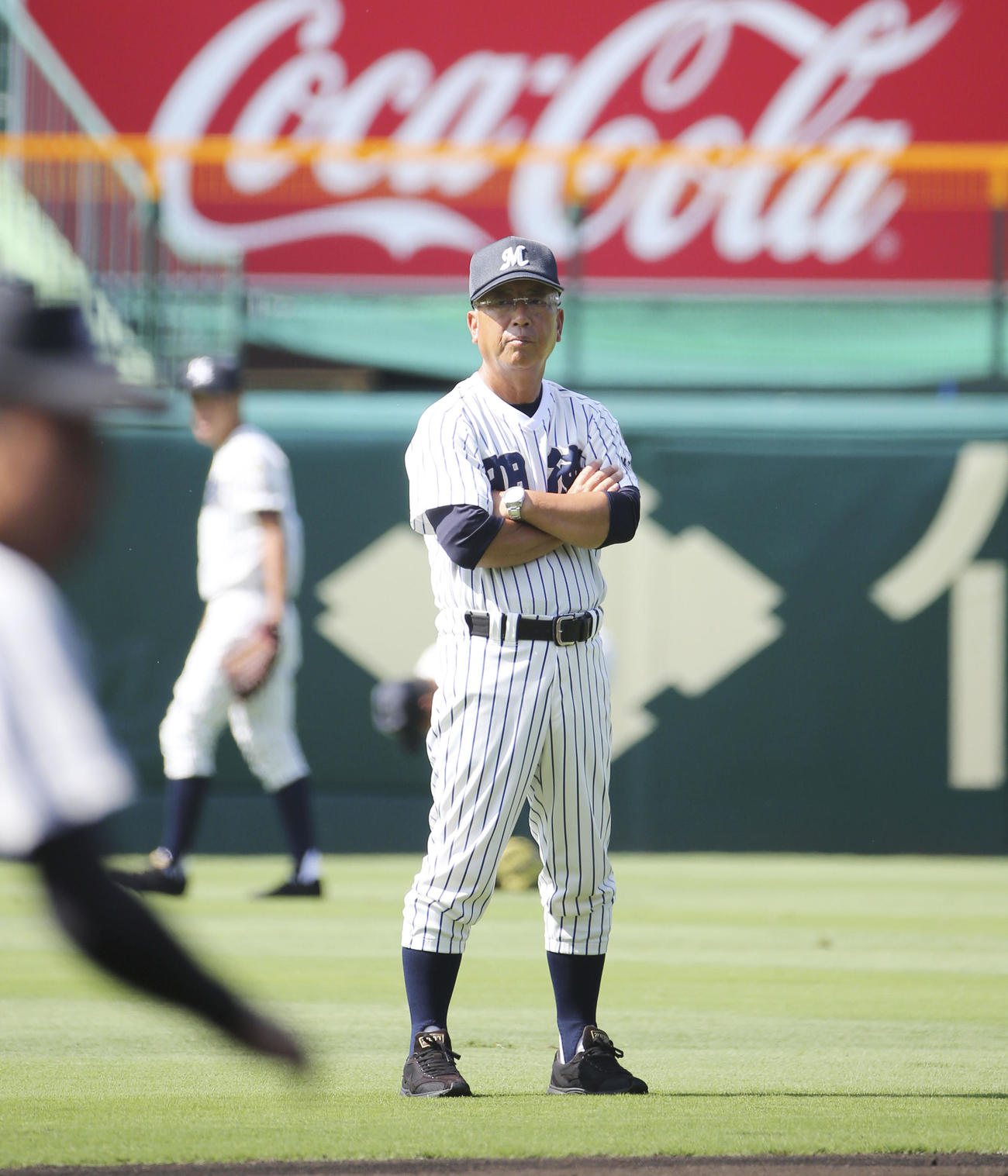 甲子園練習で外野から守備練習を見つめる明徳義塾・馬淵監督（2017年8月2日撮影）