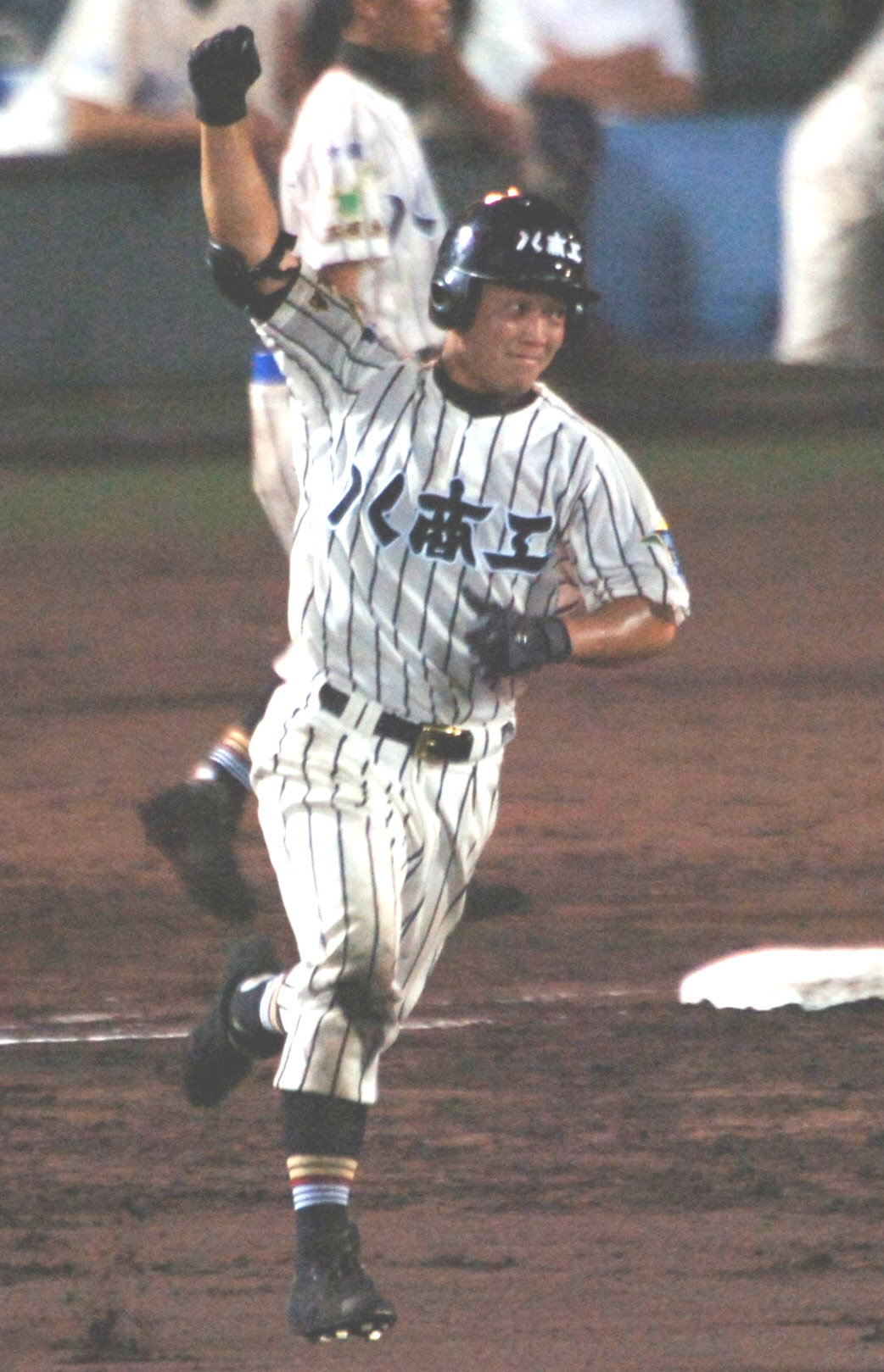 06年8月、夏の甲子園松代戦の5回、中越えに3点本塁打を放つ八重山商工・金城長