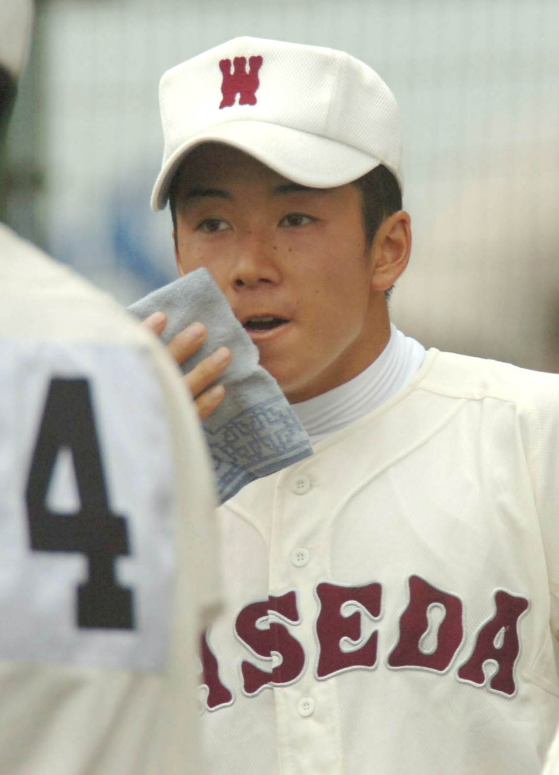 06年8月、夏の甲子園準決勝の鹿児島工戦でハンカチで汗を拭く早実・斎藤