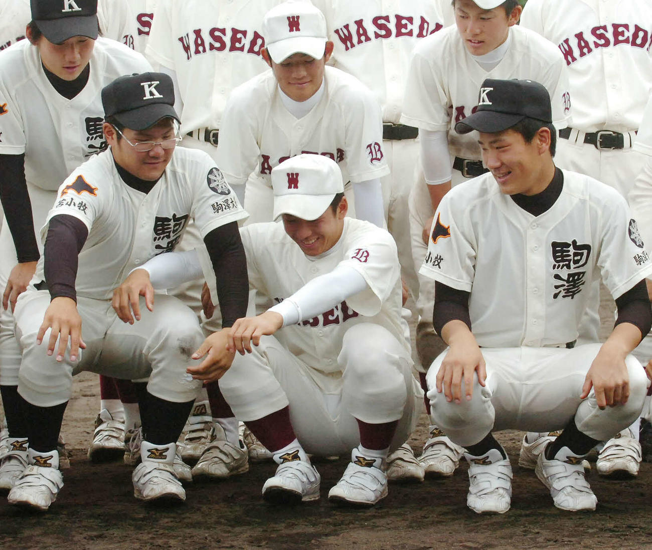 06年10月、国体の記念撮影で早実・斎藤佑樹（前列中央）ともつれてバランスを崩す駒大苫小牧・本間（同左）。右は田中