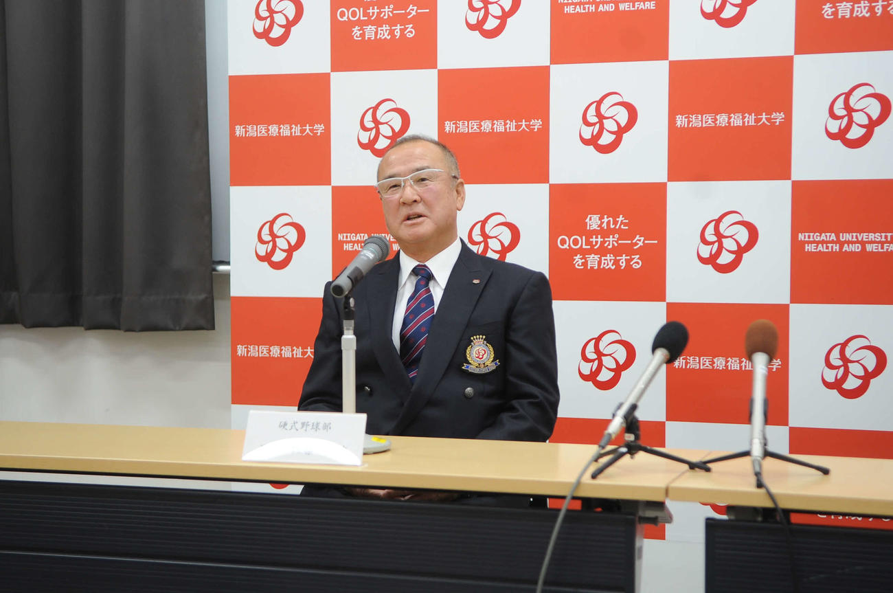 19年12月、新潟医療福祉大野球部の総監督就任会見であいさつする佐藤氏