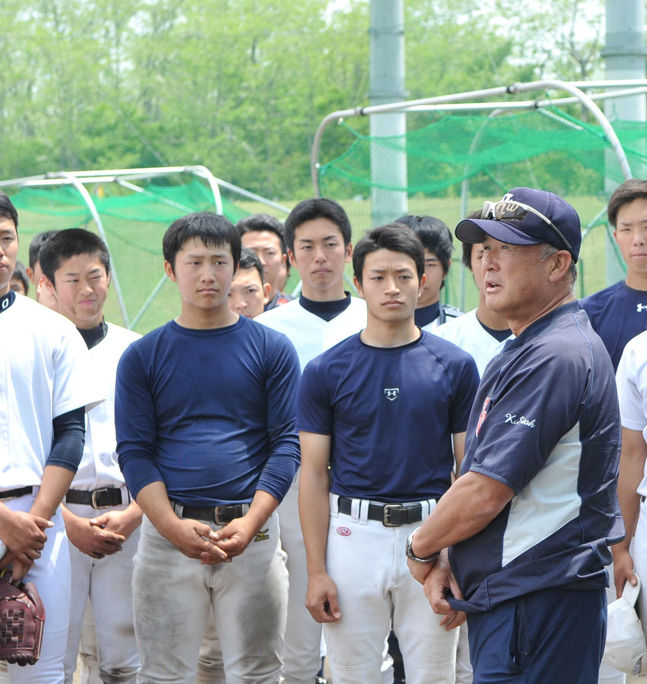 新潟医療福祉大の監督時代の16年、選手の前で話す佐藤氏(右)