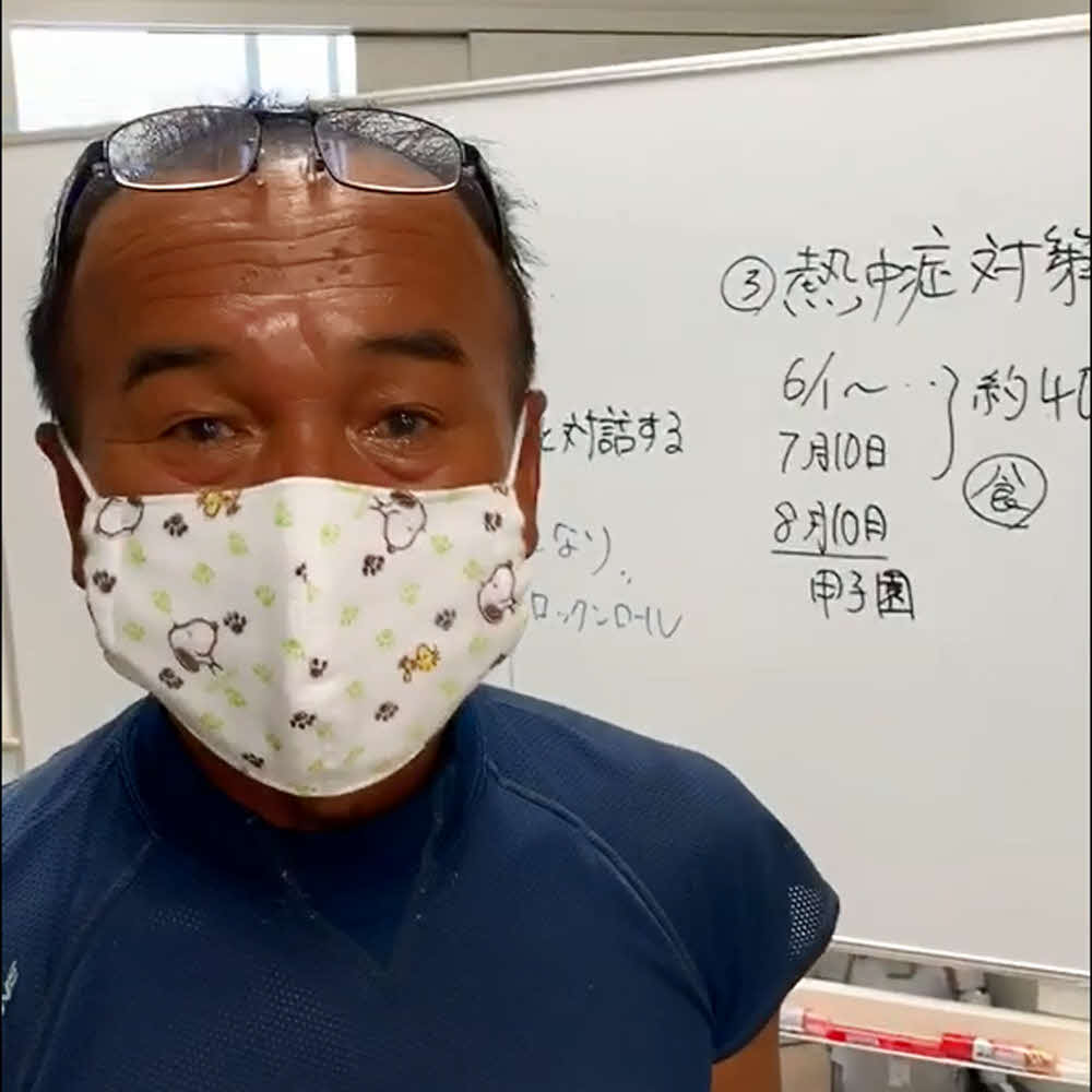 選手たちへ動画を通じて声を掛けるいなべ総合・尾崎監督