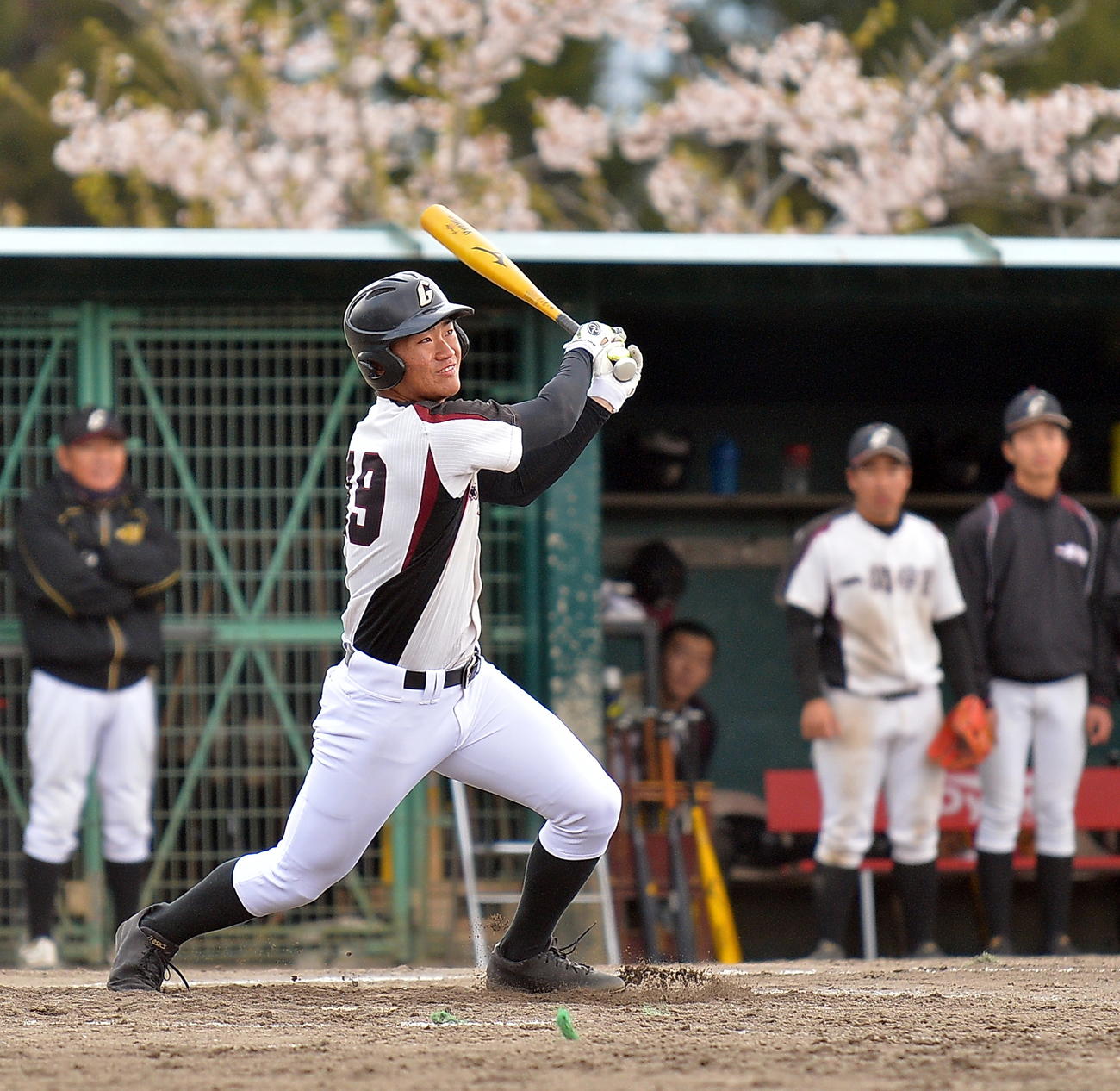 快音を飛ばす一関学院・近江（撮影・鎌田直秀）