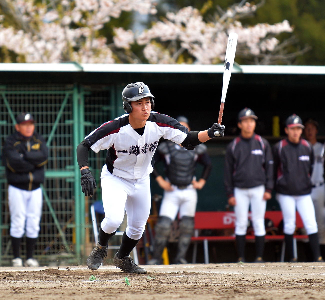 鋭い打球を放つ一関学院・佐藤颯（撮影・鎌田直秀）