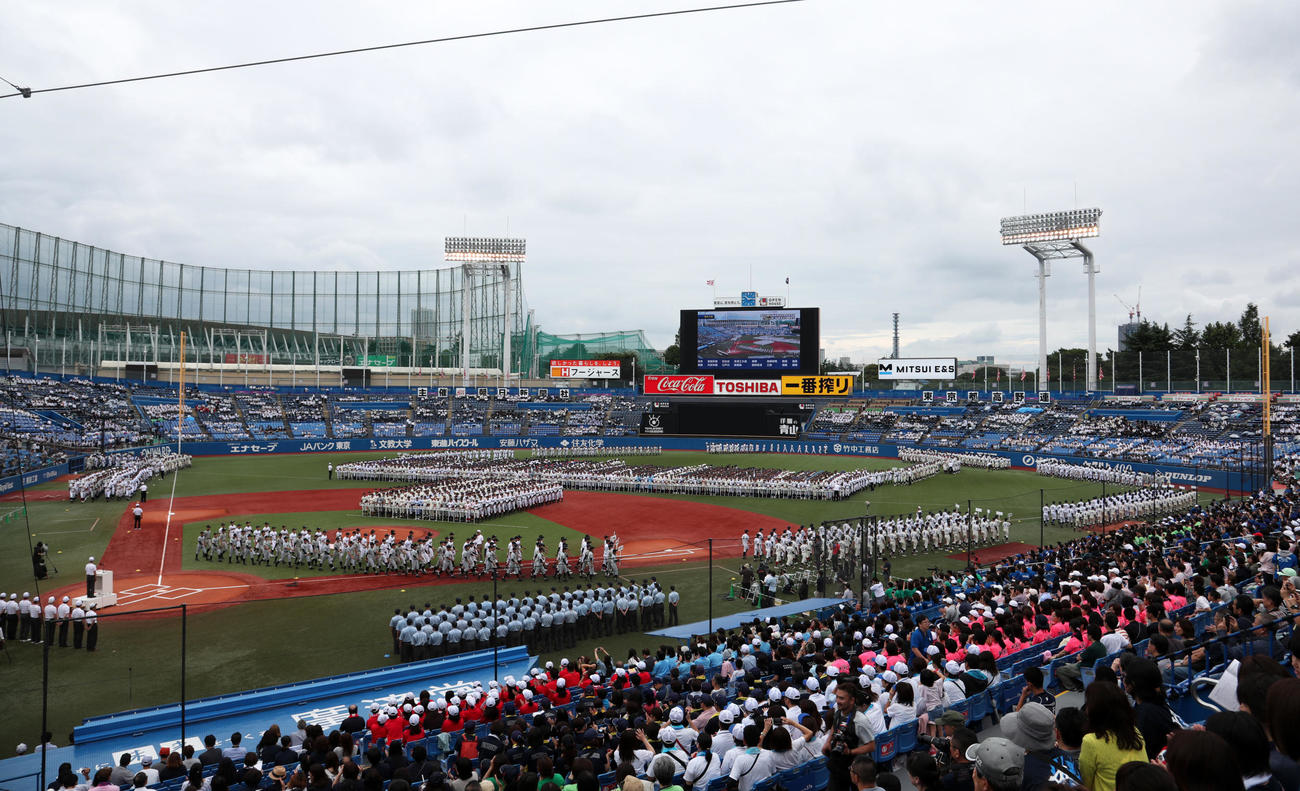 2019年7月6日、第101回全国高校野球選手権東西東京大会　開会式　入場行進する各校ナイン