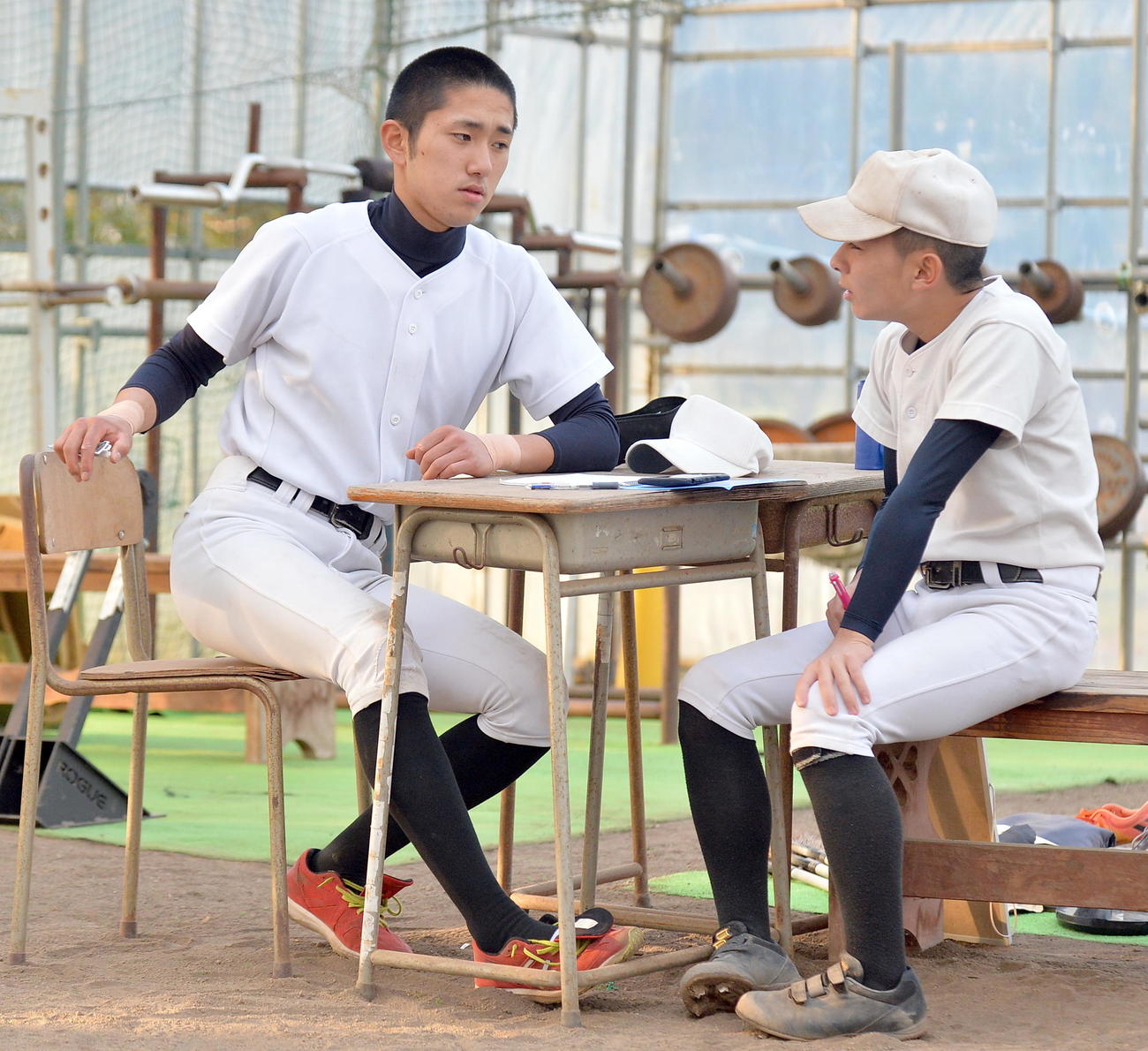後輩と対話する十和田・豊田主将（左）（撮影・鎌田直秀）