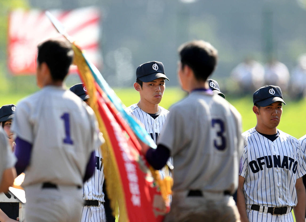 岩手大会花巻東対大船渡　表彰式で悔しげな表情を見せる大船渡・佐々木朗希（19年7月25日撮影）