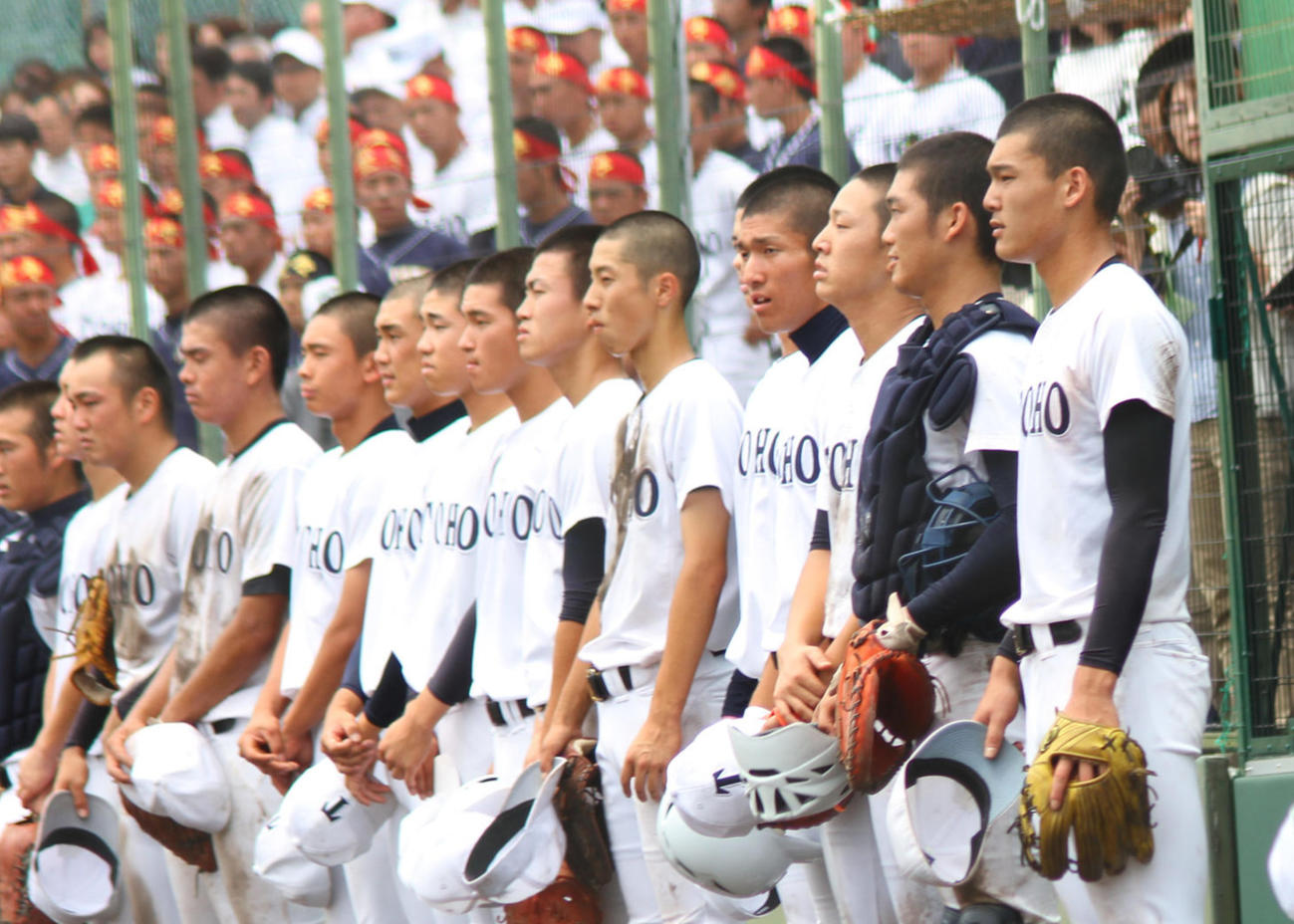 愛知大会2回戦でコールド負けし整列する石川昂弥ら東邦ナイン（19年7月13日撮影）