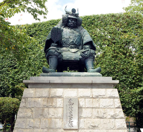 甲府駅前にある武田信玄像