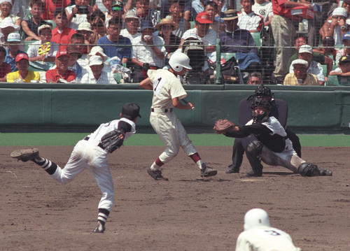 97年、秋田商9回裏無死満塁から和田毅（左）は石川雅規に四球をあたえサヨナラ押し出しとなる