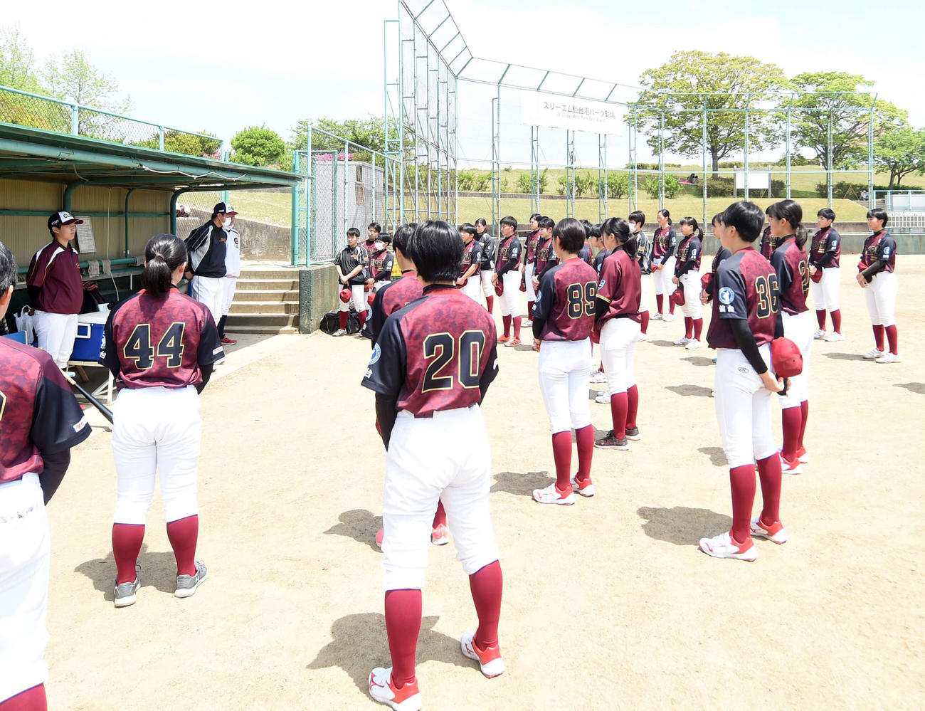 練習前に集合するクラーク仙台選手たち