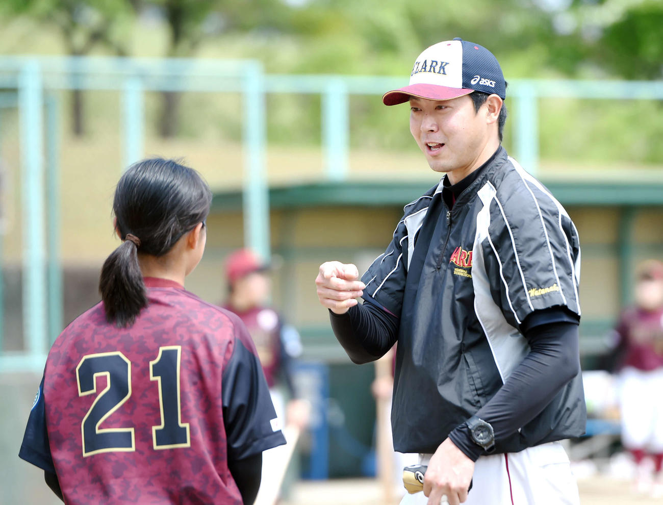 選手に助言を送るクラーク仙台・石田監督