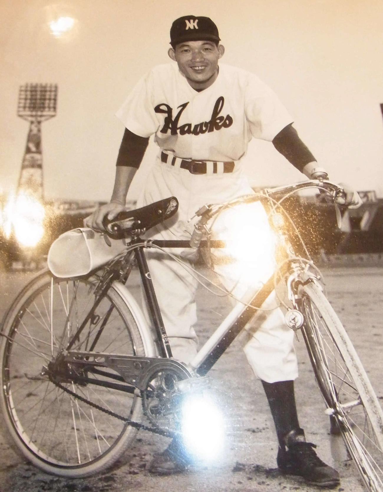 球宴でMVPを受賞し、記念品の自転車と記念撮影する南海・堀井数男さん（家族提供）