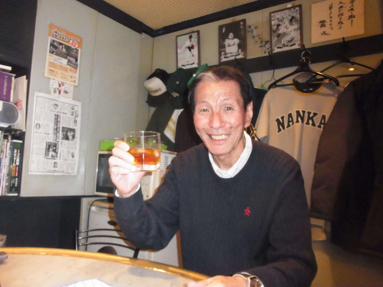 スナック「堀井」でグラスを手にする堀井和人さん（2019年11月25日撮影）