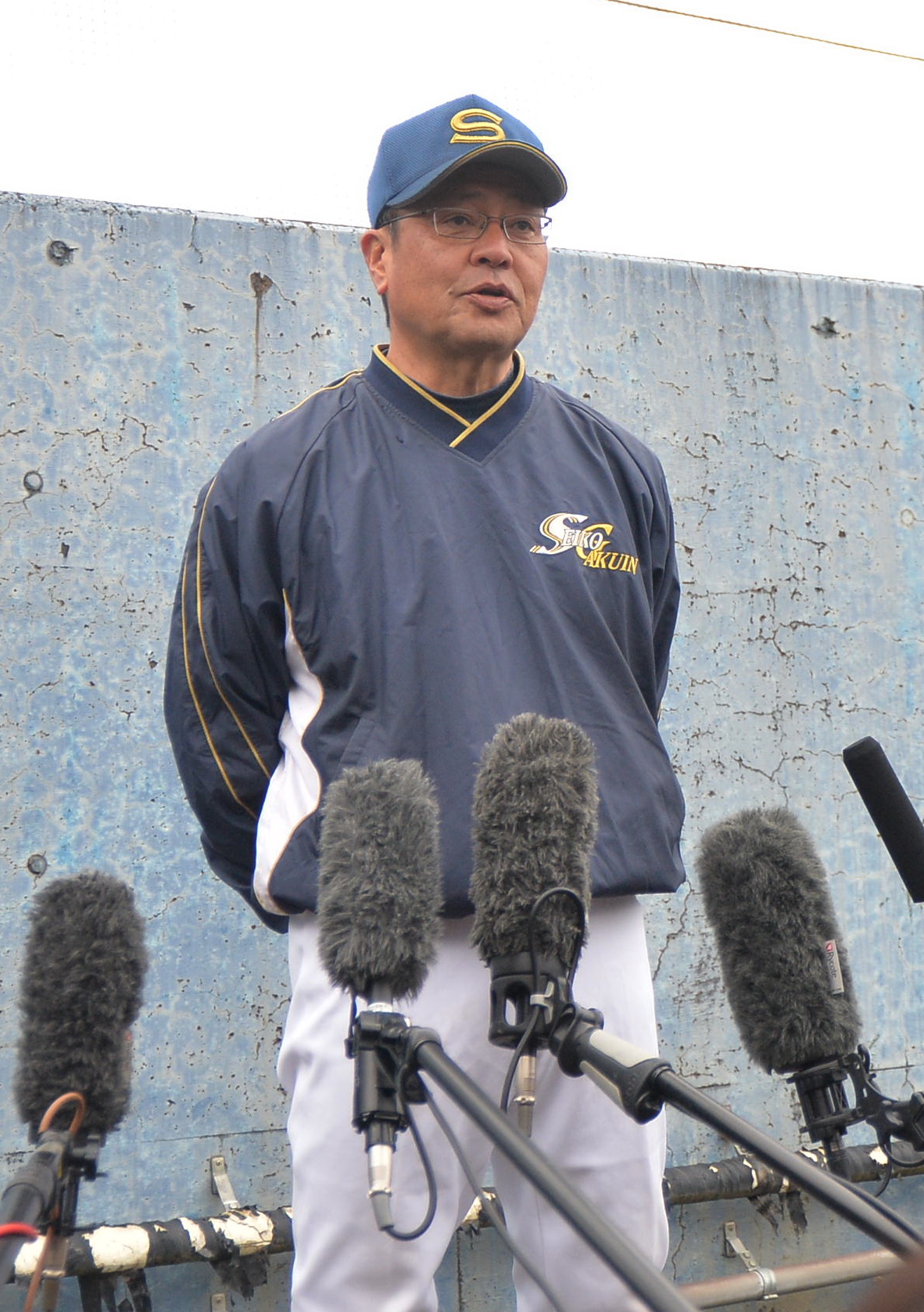 取材に応じる聖光学院の斎藤監督