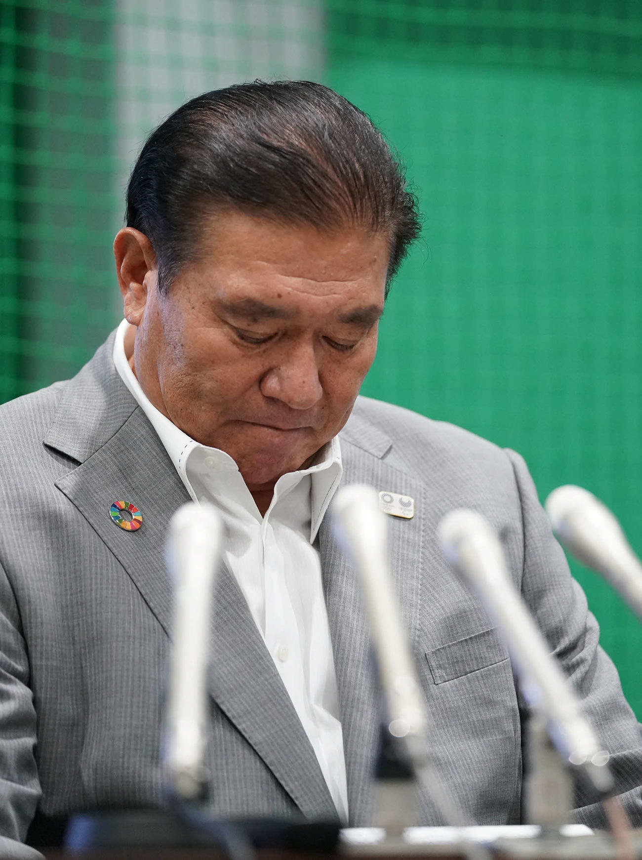 会見の最中、無念そうな表情を見せる県岐阜商・鍛治舎監督（撮影・森本幸一）