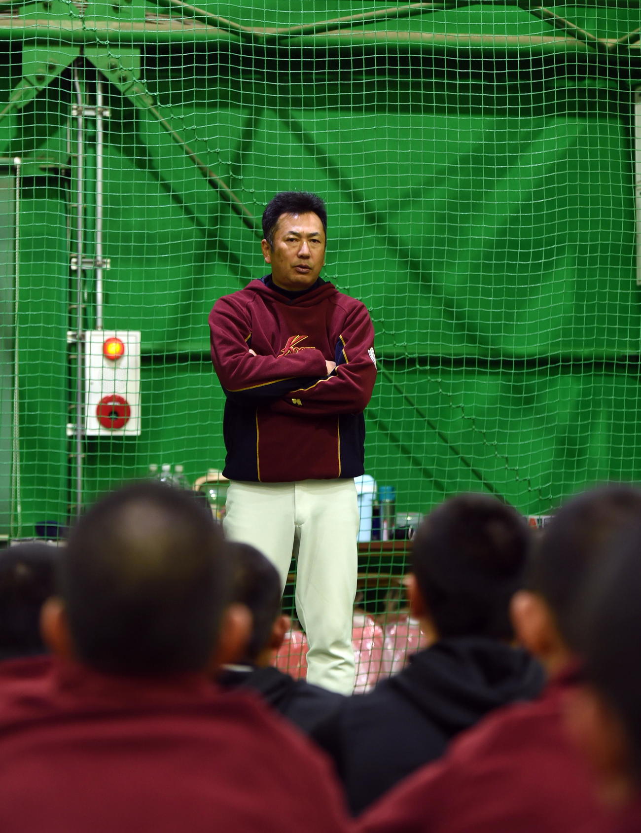 甲子園中止の決定を選手たちに伝える八戸学院光星・仲井監督
