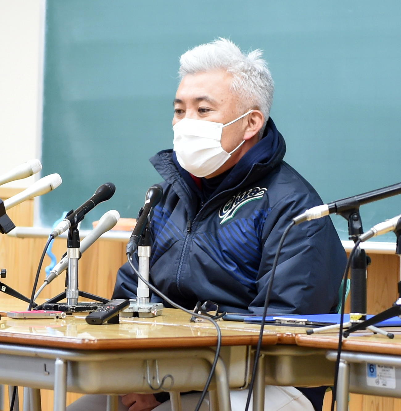 甲子園中止を受けて会見する秋田中央・佐藤監督