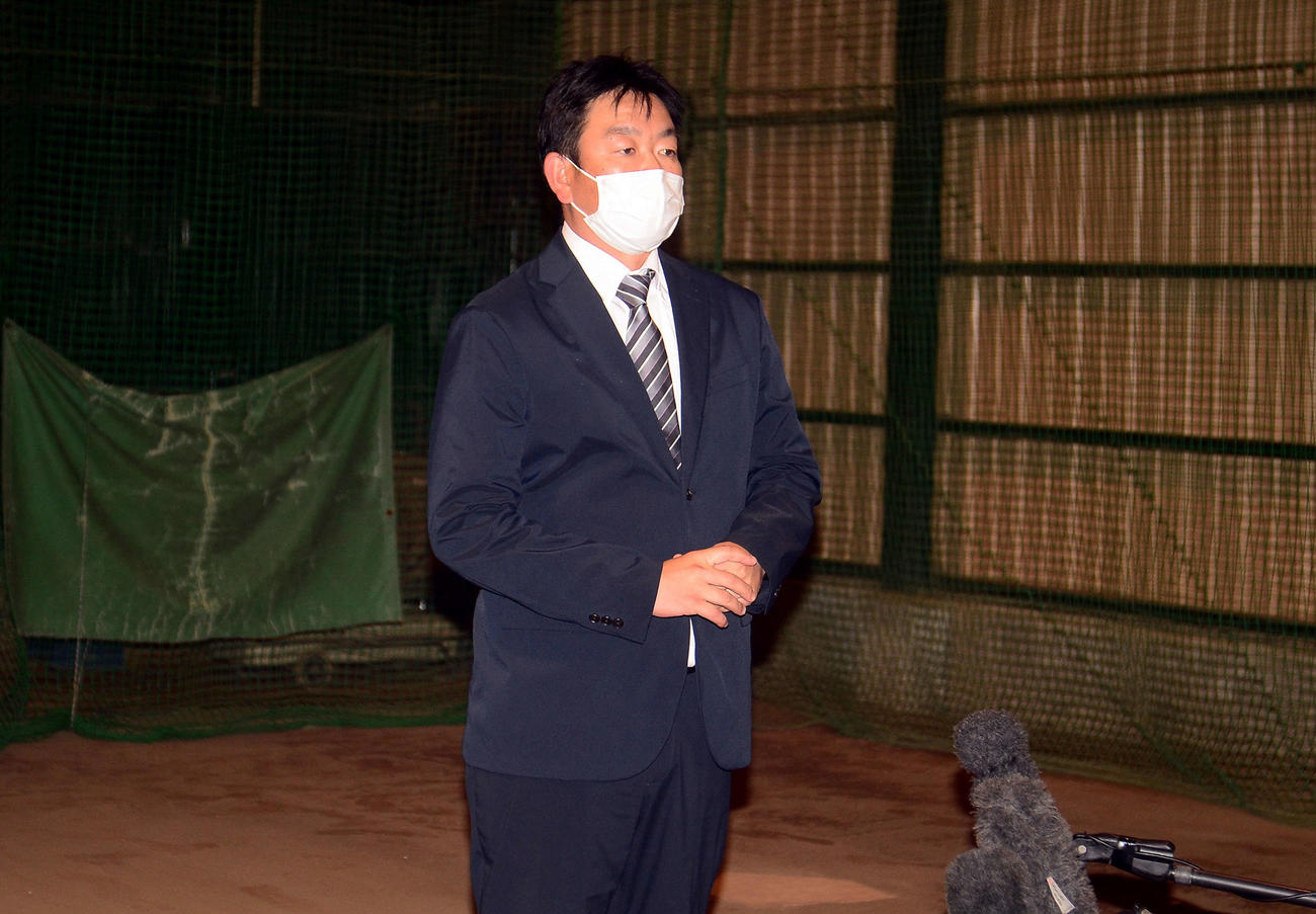 甲子園大会と地方大会の中止を受け、報道陣の取材に答える加藤学園・米山監督