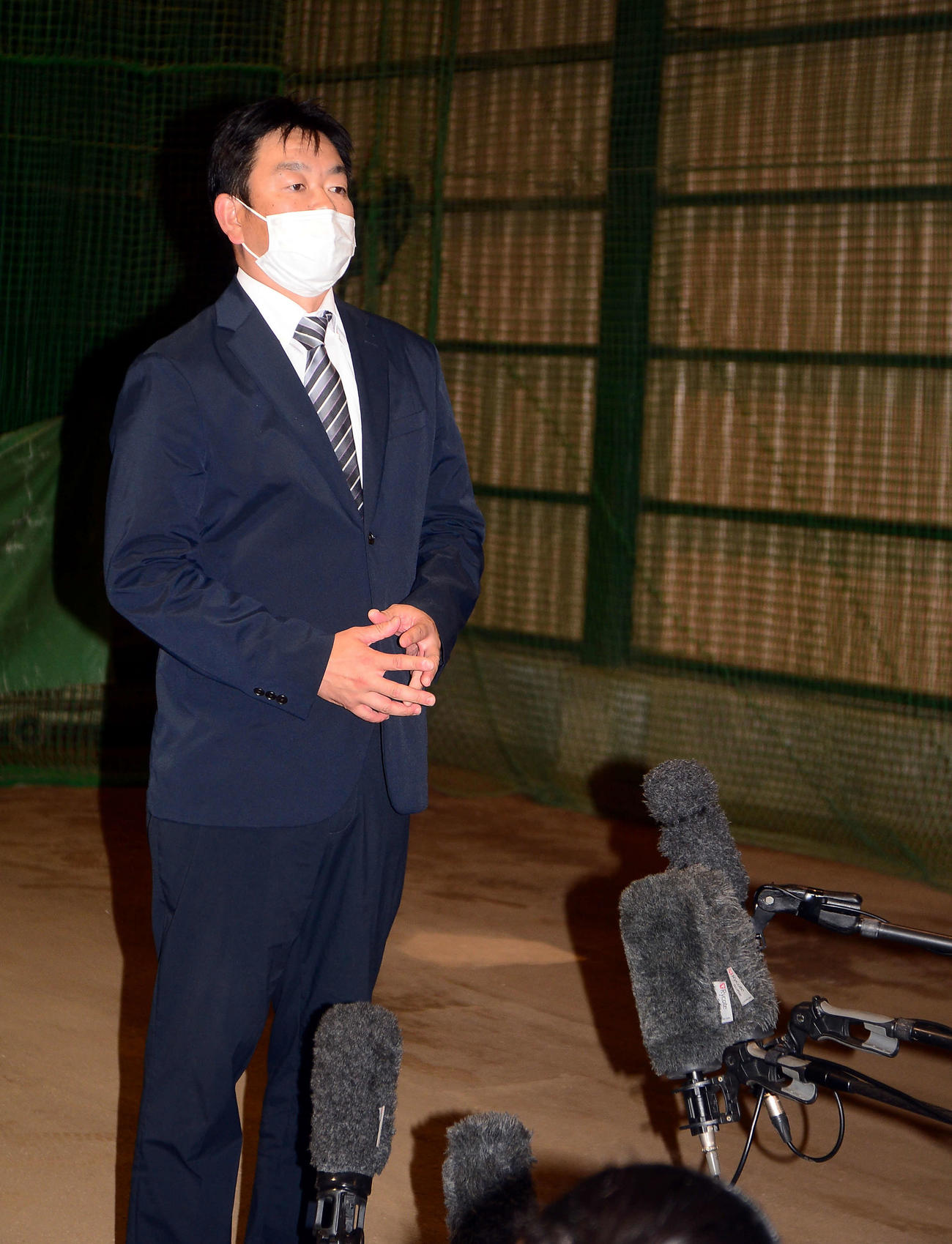 甲子園大会と地方大会の中止を受け、報道陣の取材に答える加藤学園・米山監督
