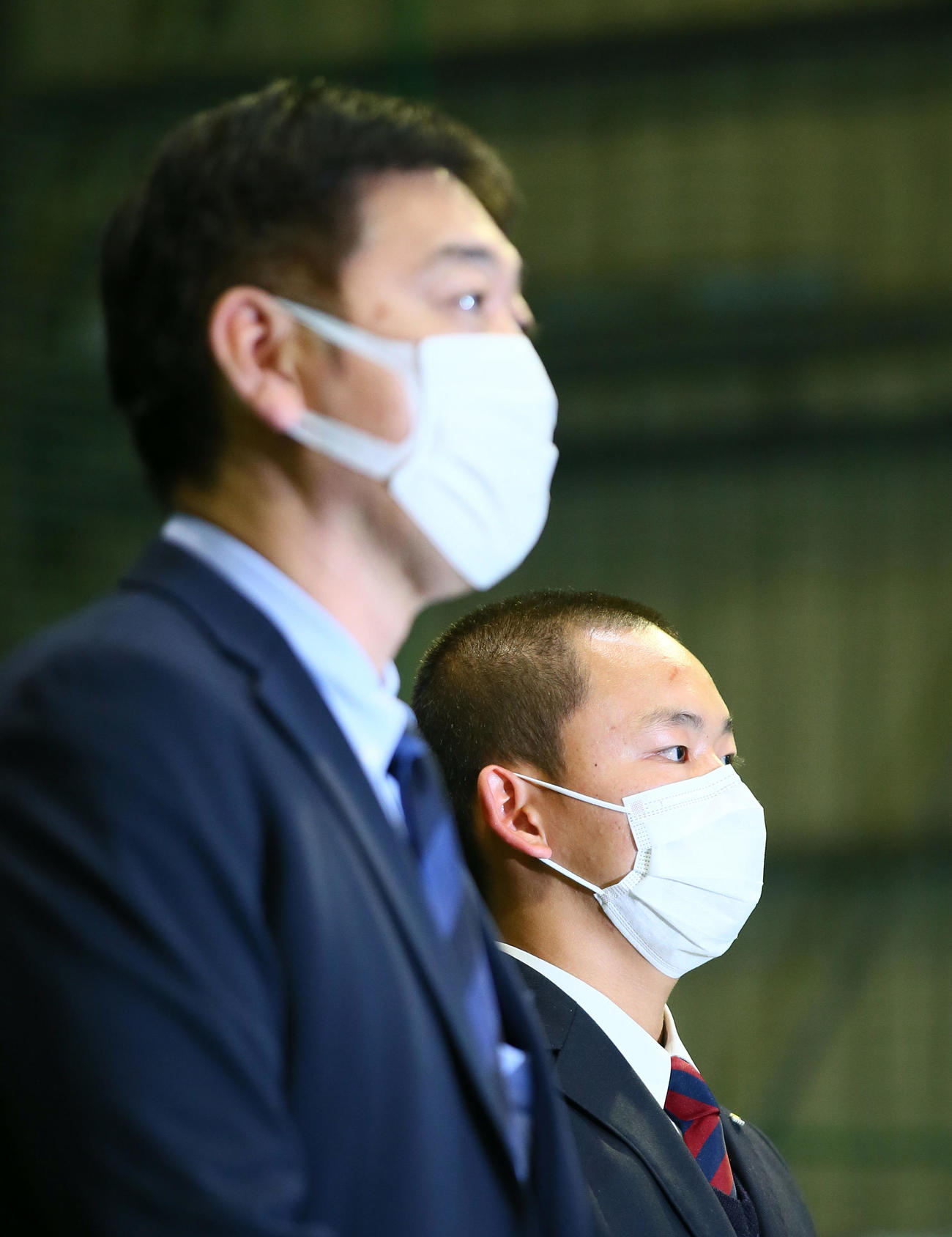 夏の甲子園大会中止を受け思いを語る高崎健康福祉大高崎の青柳監督（左）の話に耳を傾ける戸丸主将（撮影・足立雅史）