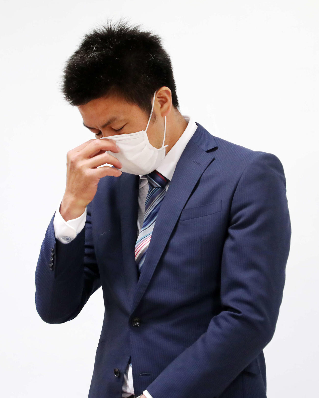 全国高校野球選手権大会が中止になり報道陣の質問に答える磐城・渡辺監督（撮影・鈴木正人）