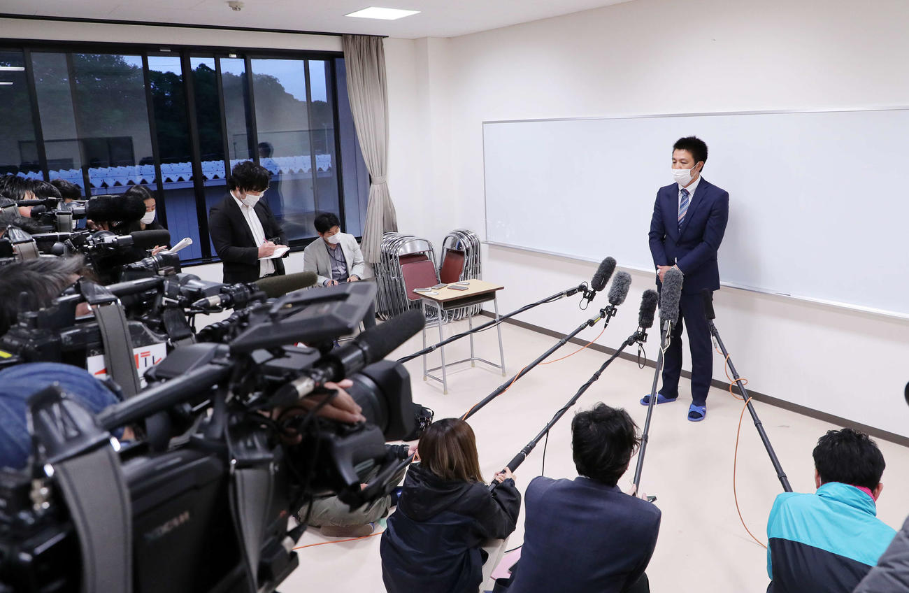全国高校野球選手権大会が中止になり報道陣の質問に答える磐城・渡辺監督（撮影・鈴木正人）