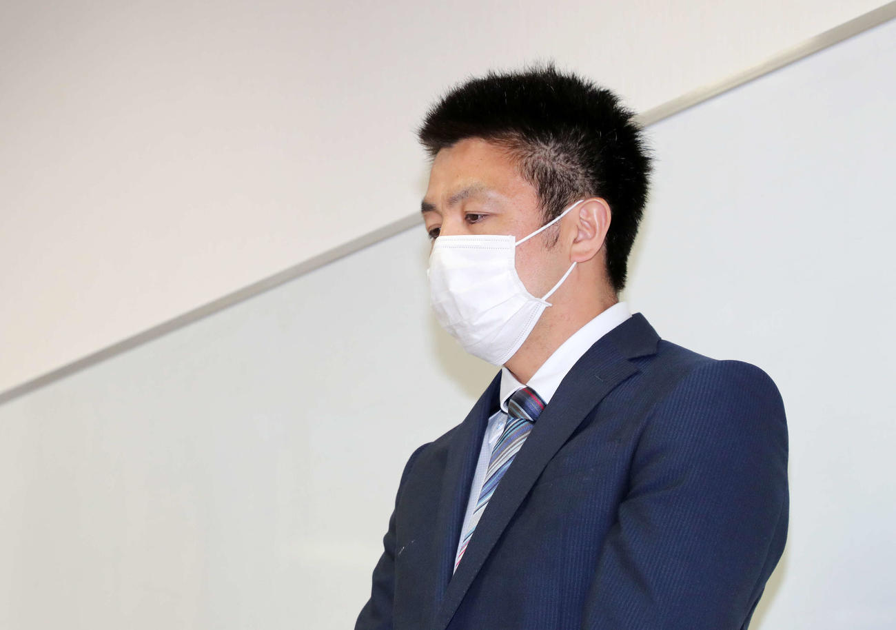 全国高校野球選手権大会が中止になり報道陣の質問に答える磐城・渡辺監督（撮影・鈴木正人）