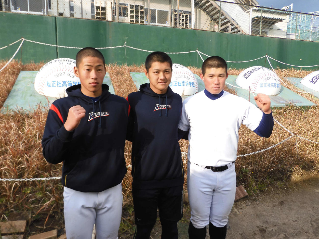 履正社の（左から）岩崎峻典投手、関本勇輔捕手、小深田大地内野手（2020年1月4日撮影）