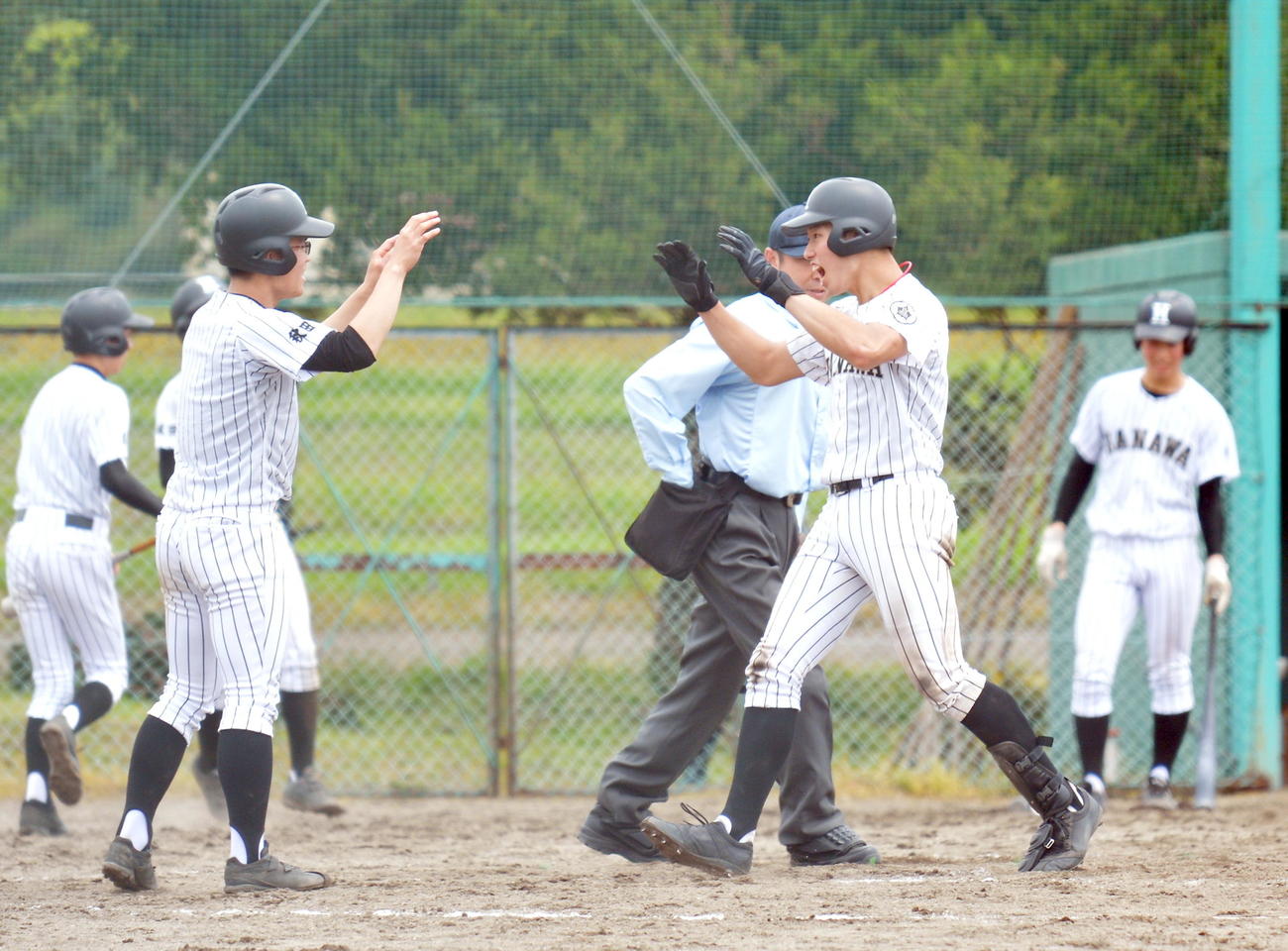 花輪対十和田　3回表花輪1死二、三塁、左越え本塁打を放って仲間とハイタッチする阿部祐（右）（撮影・鎌田直秀）