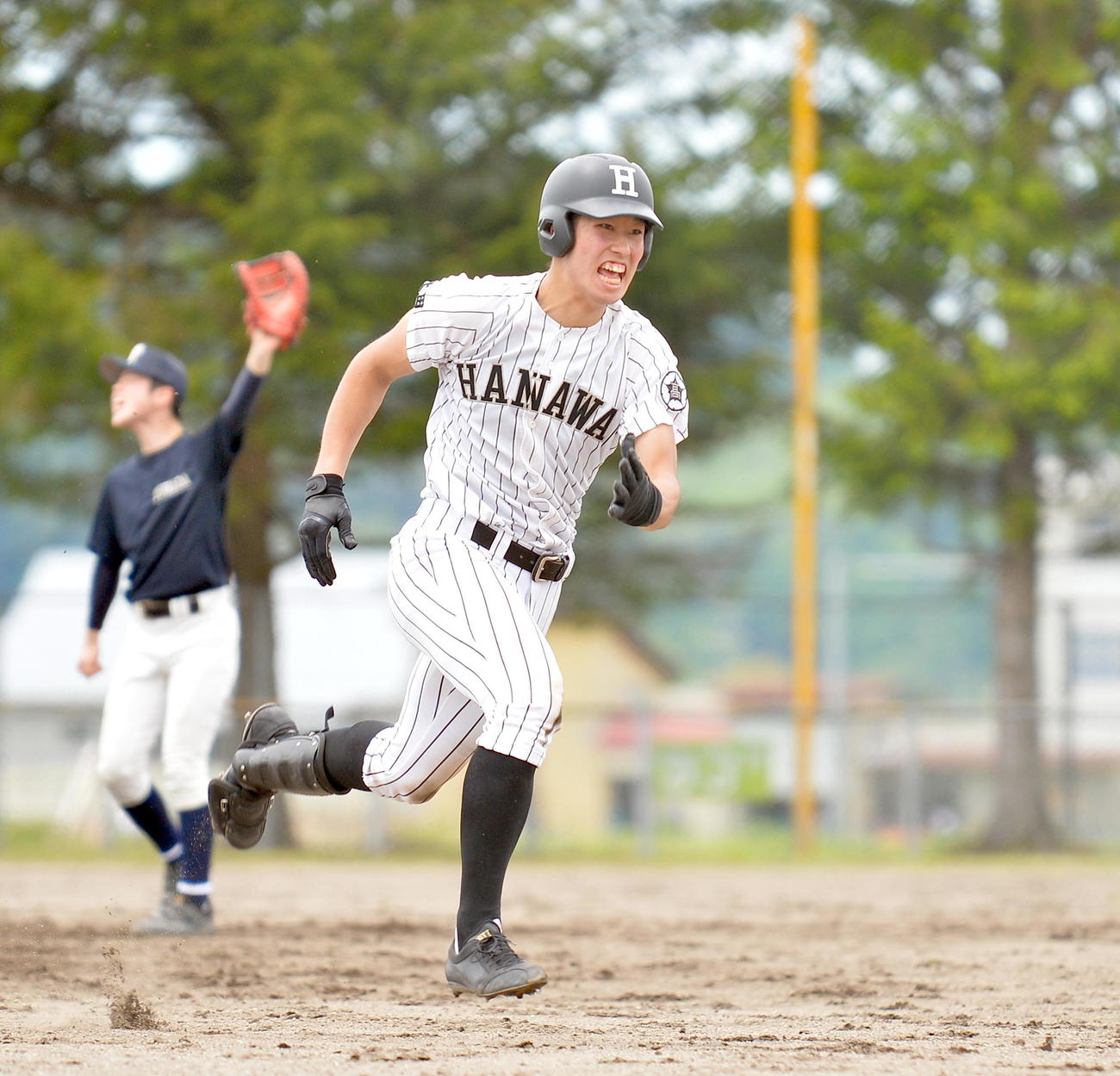 花輪対十和田　3回表花輪無死、中越え三塁打を放って全力疾走する阿部祐（撮影・鎌田直秀）