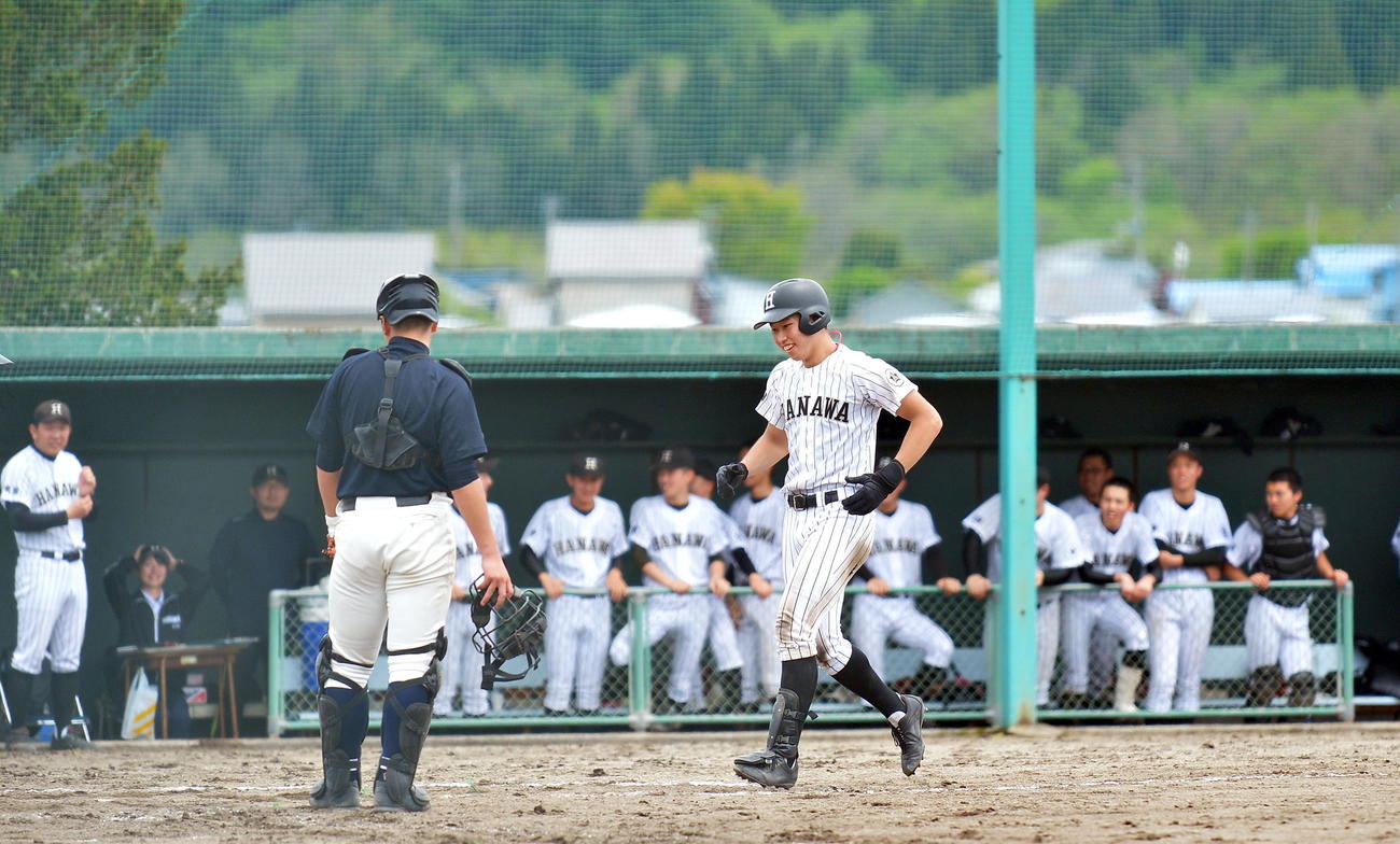 花輪対十和田　3回表花輪1死二、三塁、左越え本塁打を放ってダイヤモンドを1周する阿部祐（右）（撮影・鎌田直秀）