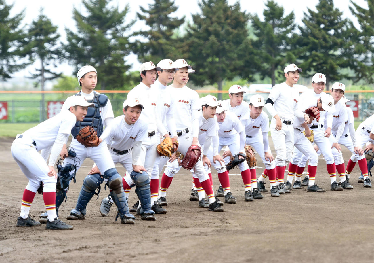 青森北対弘前実　試合前に整列する弘前実の選手たち（撮影・相沢孔志）