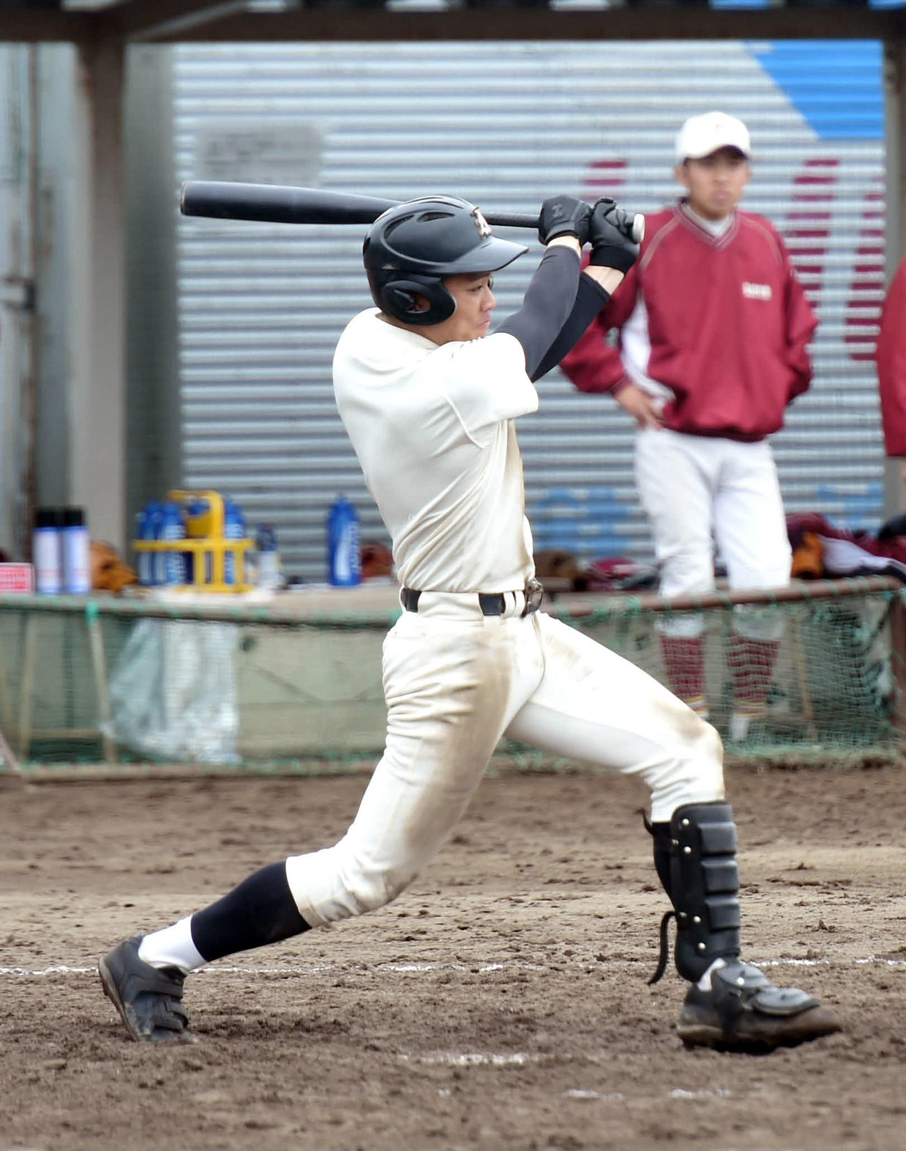 青森北対弘前実　8回表青森北1死三塁で左安打を放つ青森北・成田主将（撮影・相沢孔志）