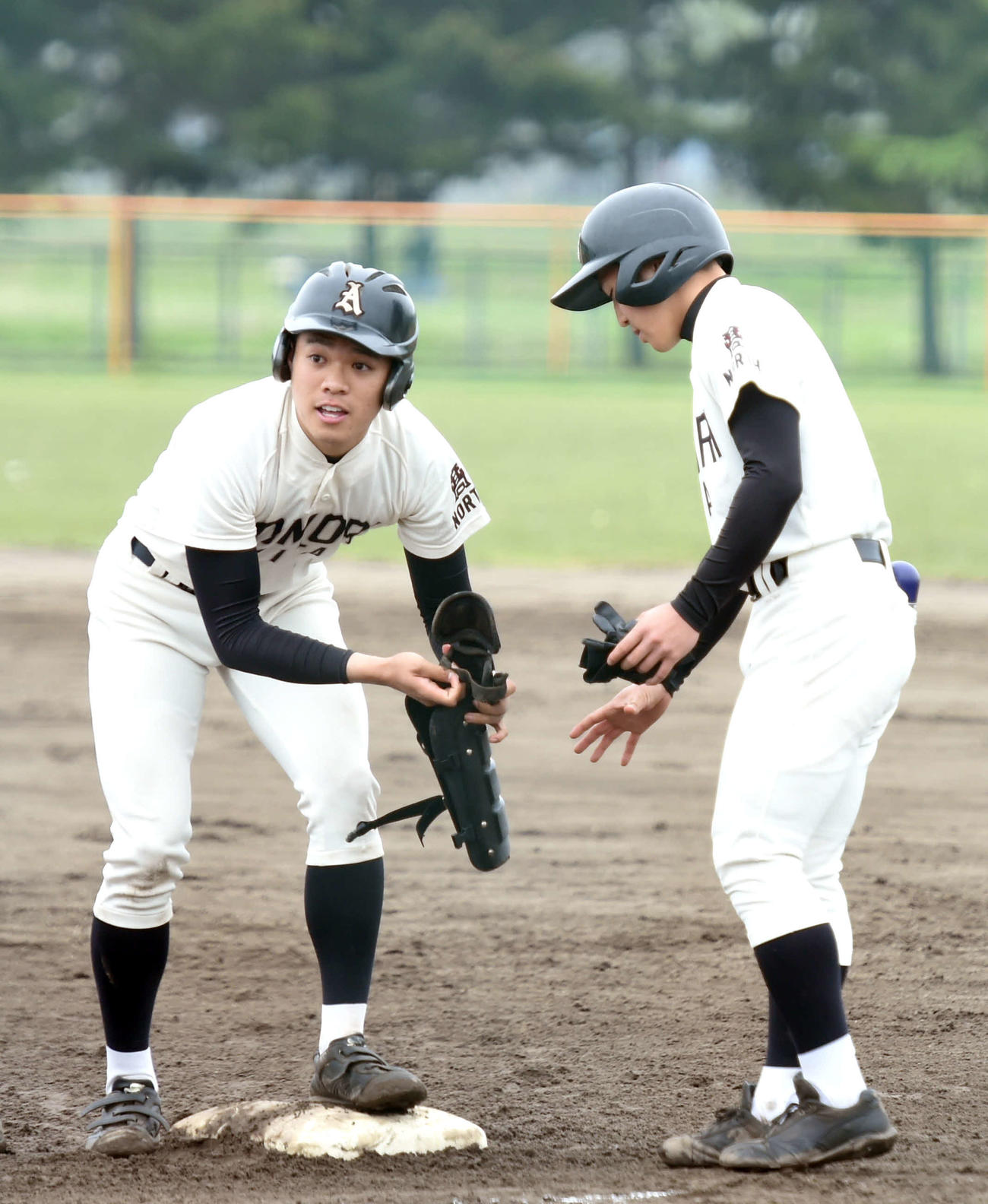 青森北対弘前実　4回表青森北1死、四球で出塁する青森北・成田主将（左）