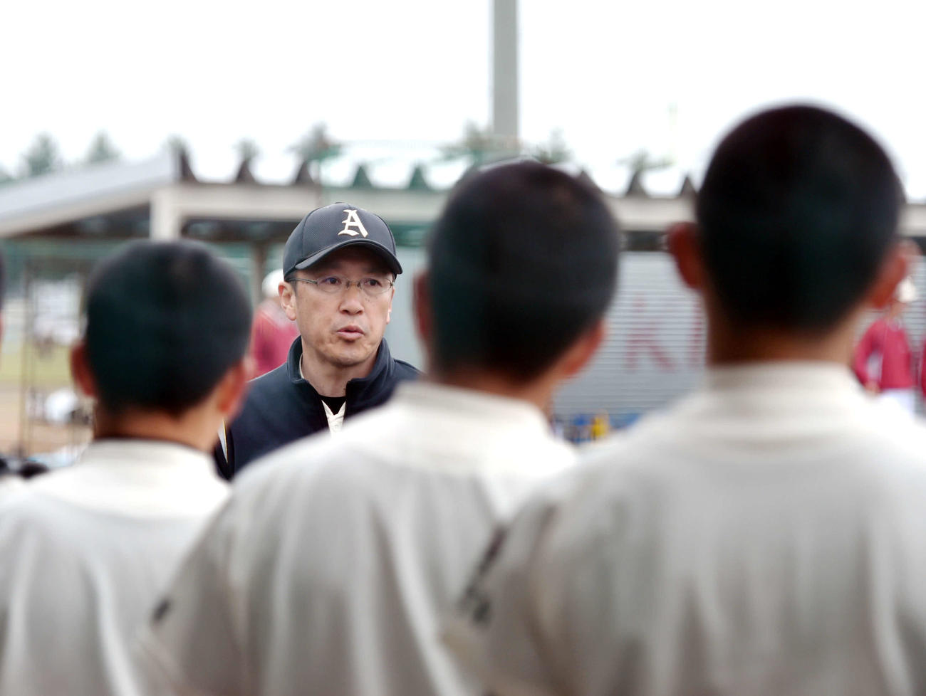 青森北対弘前実　選手に指示を与える青森北・工藤監督（撮影・相沢孔志）